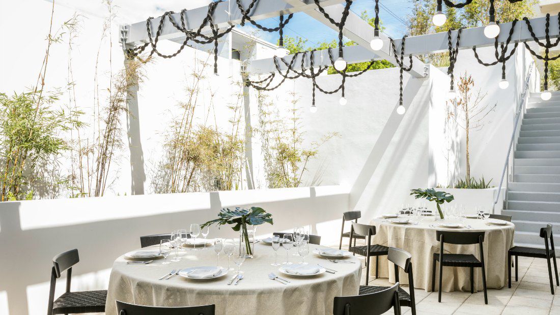 酒店旁边一处户外休闲用餐区