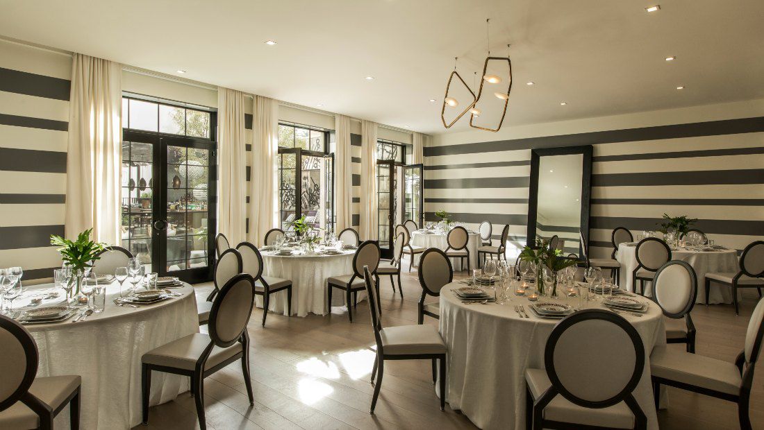 设有现代装饰和法式大门的迷人用餐室，自然光线充足