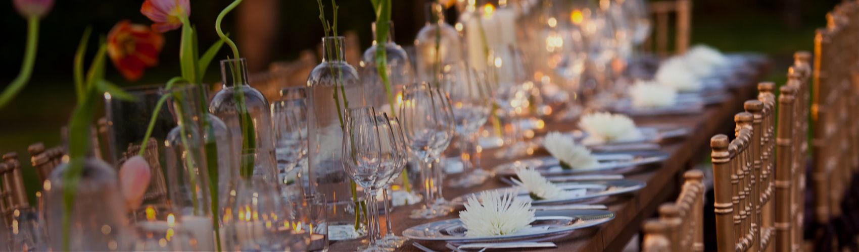 长餐桌，摆放着优雅的菜肴和鲜花 