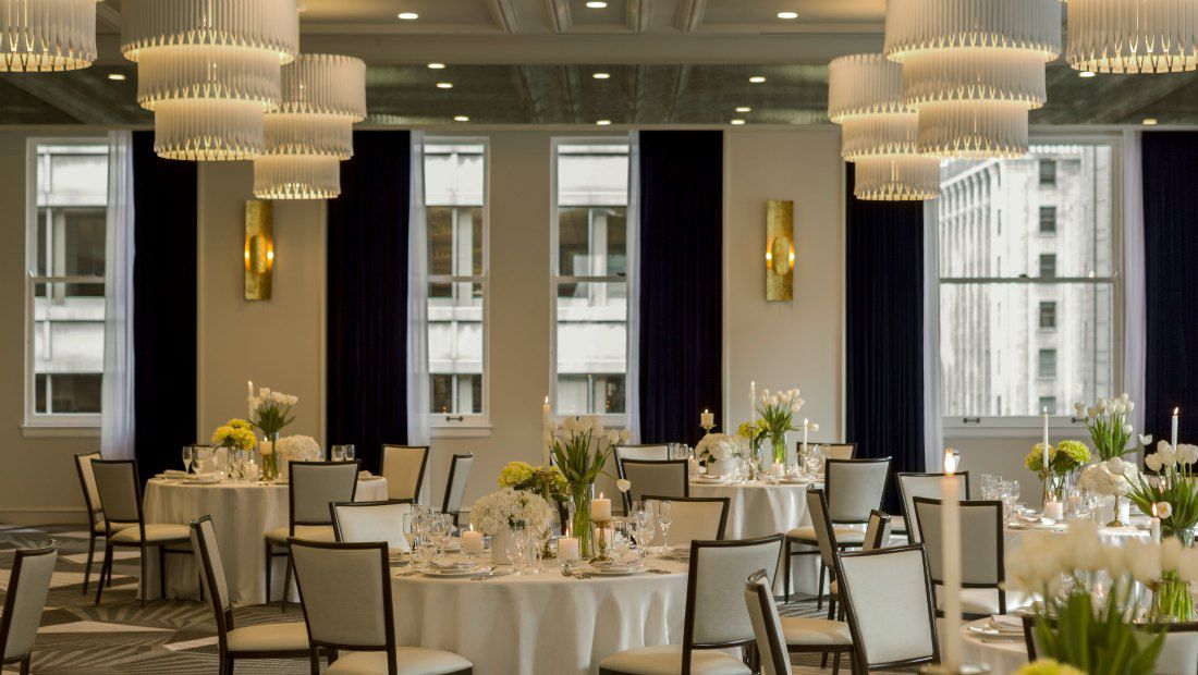 一处大型用餐室，灯光和华丽的装饰都具有氛围感