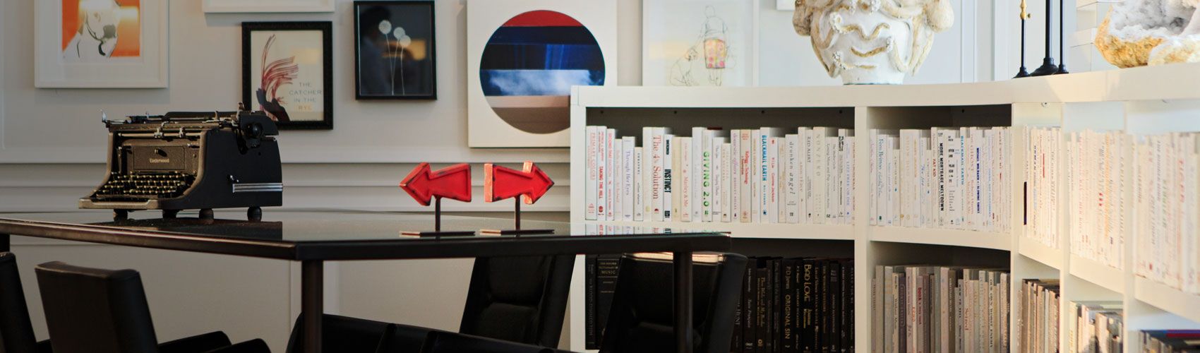 坐在椅子上看书的女人