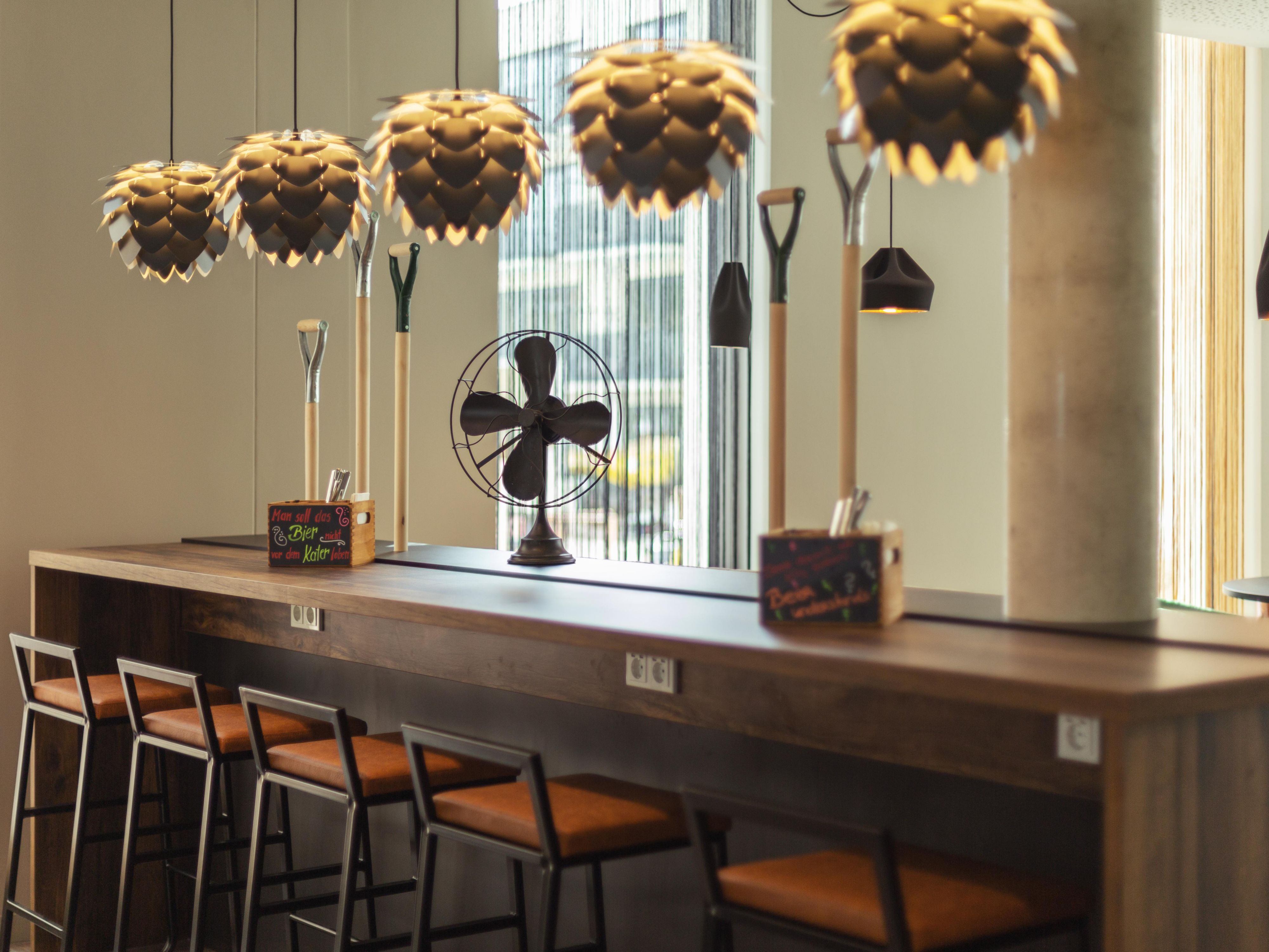 The Living Lobby is cosy, bright and super inviting - perfect for simply switching off or using it as a co-working space and for productive work. There are plenty of power sockets and USB ports and, of course, free WiFi. No matter whether you simply want to retreat, have a relaxed get-together with others or do some networking.