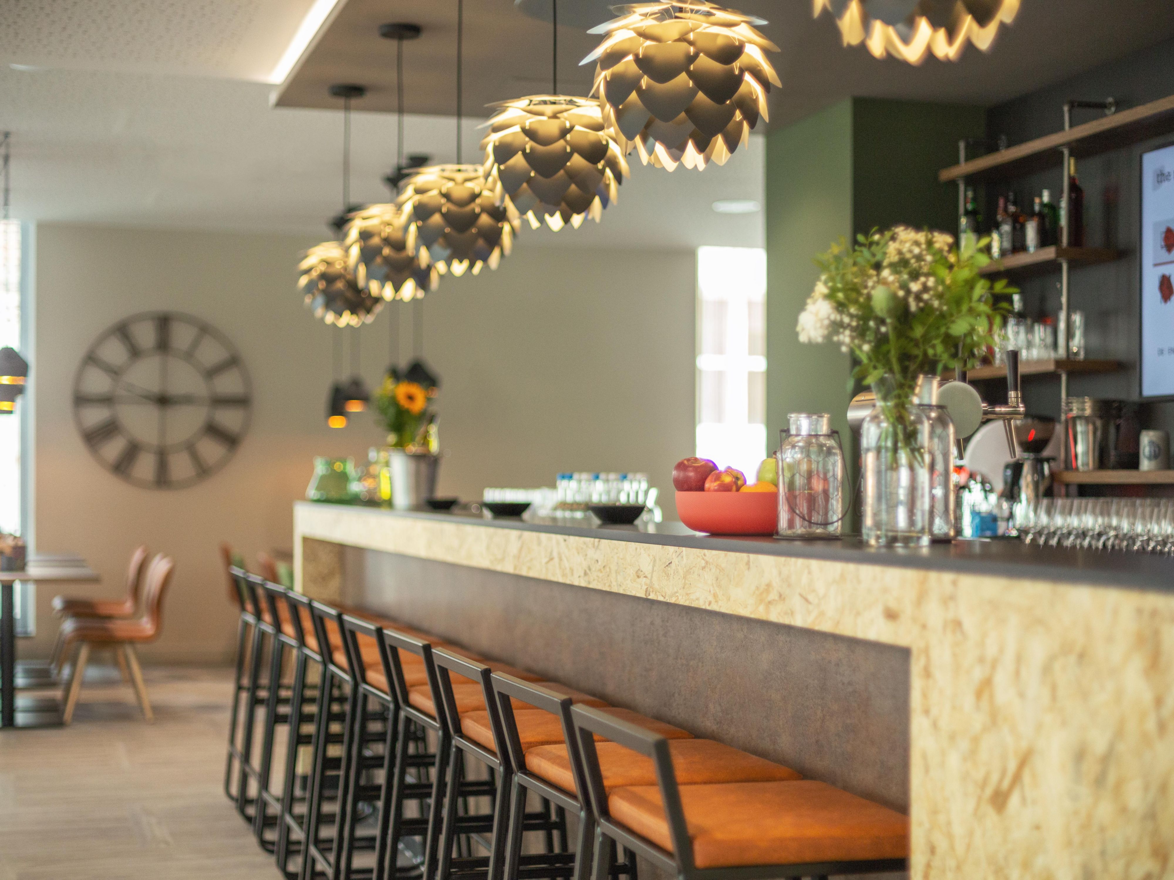 Enjoy tasty snacks, delicious pizza, and crispy Flammkuchen in our inviting bar, open 24 hours a day. Whether you're winding down with a drink in our cosy lounge or grabbing a quick bite, we’ve got you covered.