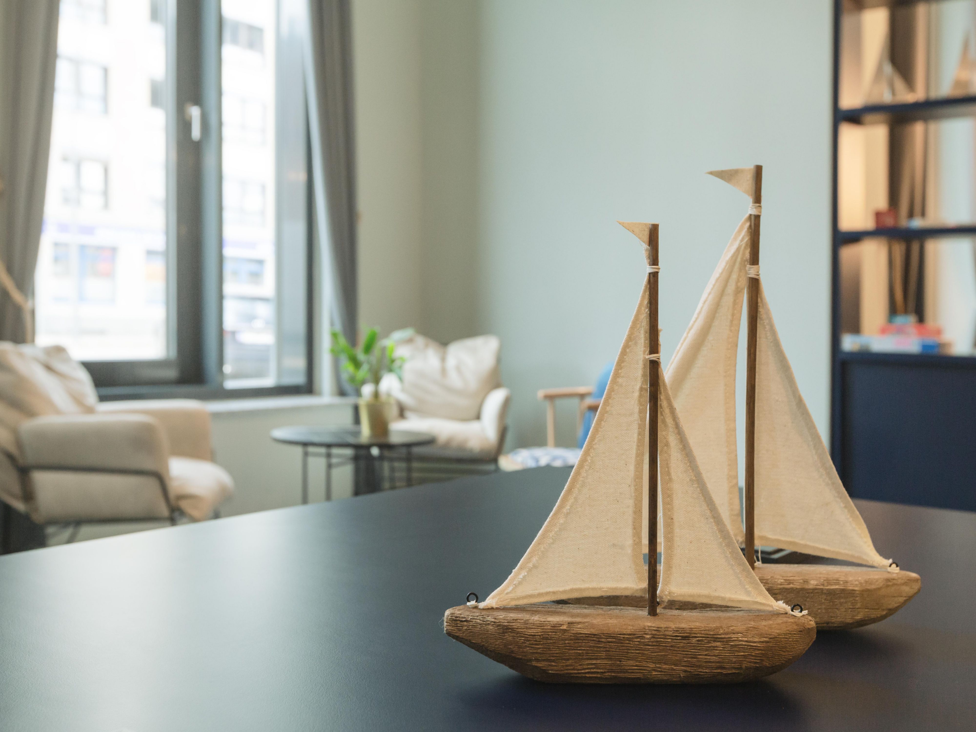 Our hotel blends harbor romance with wanderlust. Sail and ship details, paired with light wood surfaces and maritime blue tones, create an inviting atmosphere. From your room to the lobby, you’ll feel the vastness of the world – and yet right at home. Discover Hamburg’s maritime soul!
