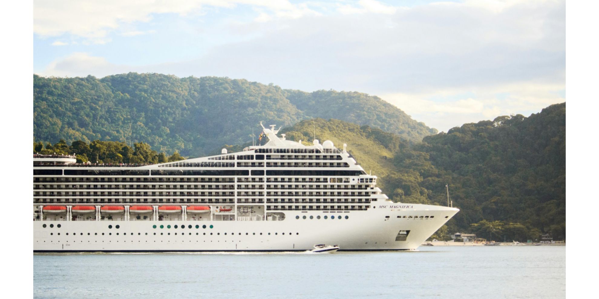 从西雅图驶往阿拉斯加的游艇