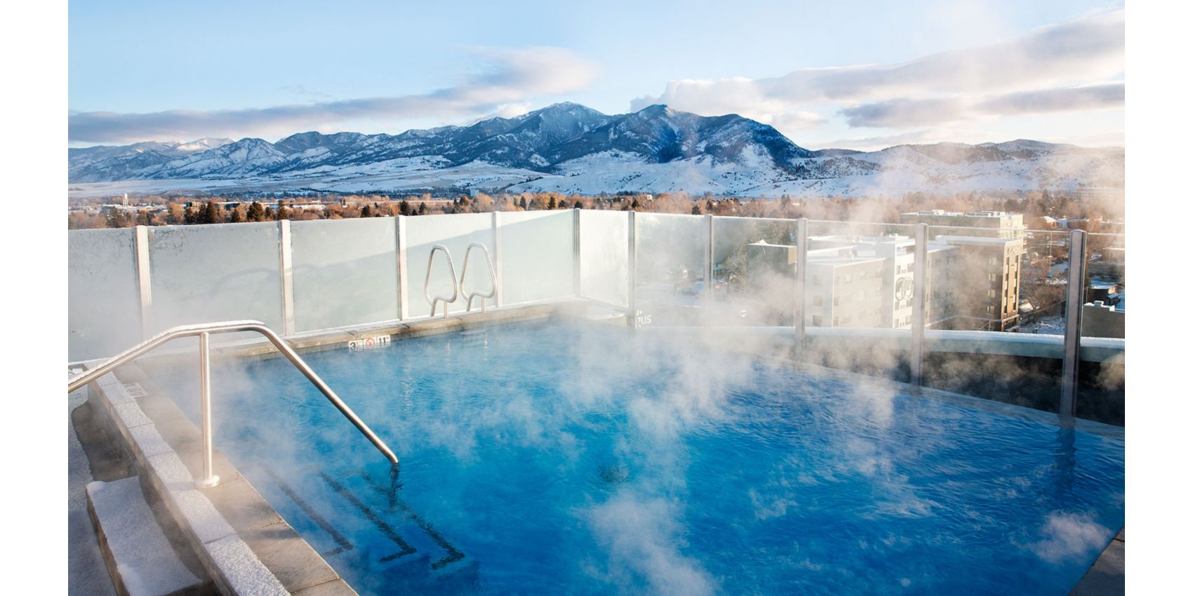 可俯瞰博兹曼山景的屋顶泳池
