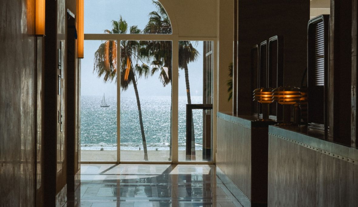 俯瞰海洋、可见帆船的客房