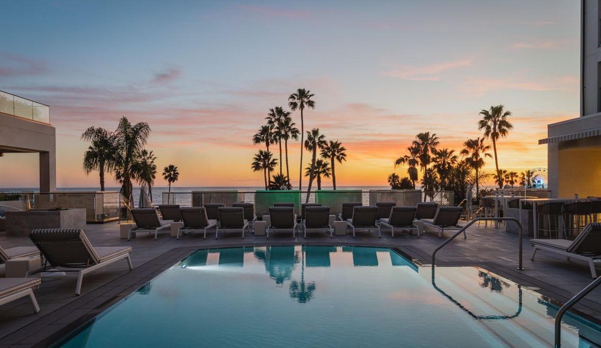 棕榈树环绕的圣莫尼卡丽晶酒店泳池