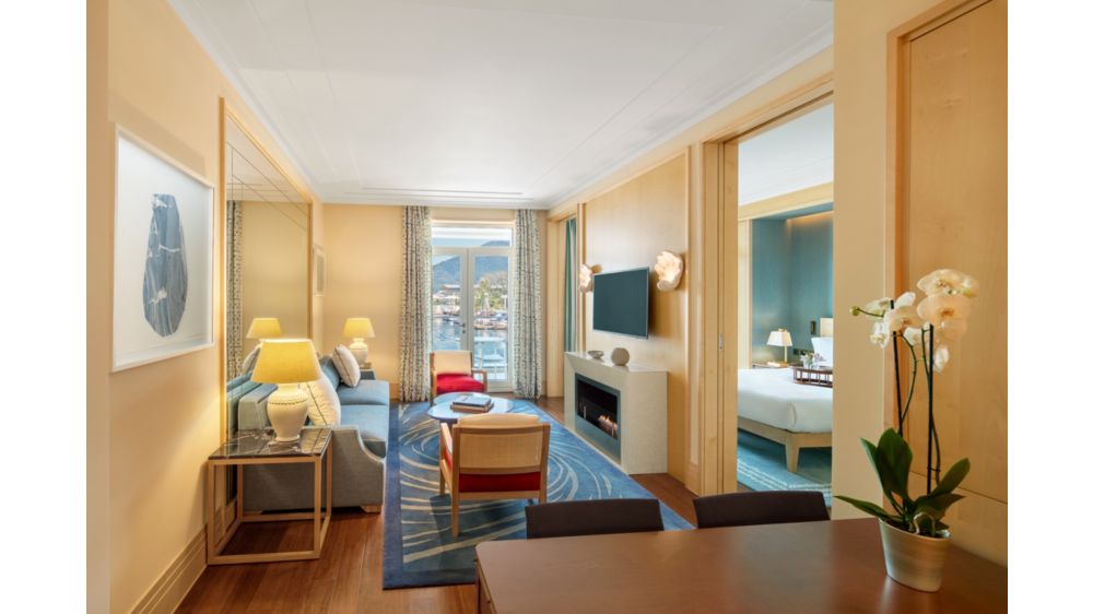 Junior Suite with convertible sofa in Aqua and Baia wings