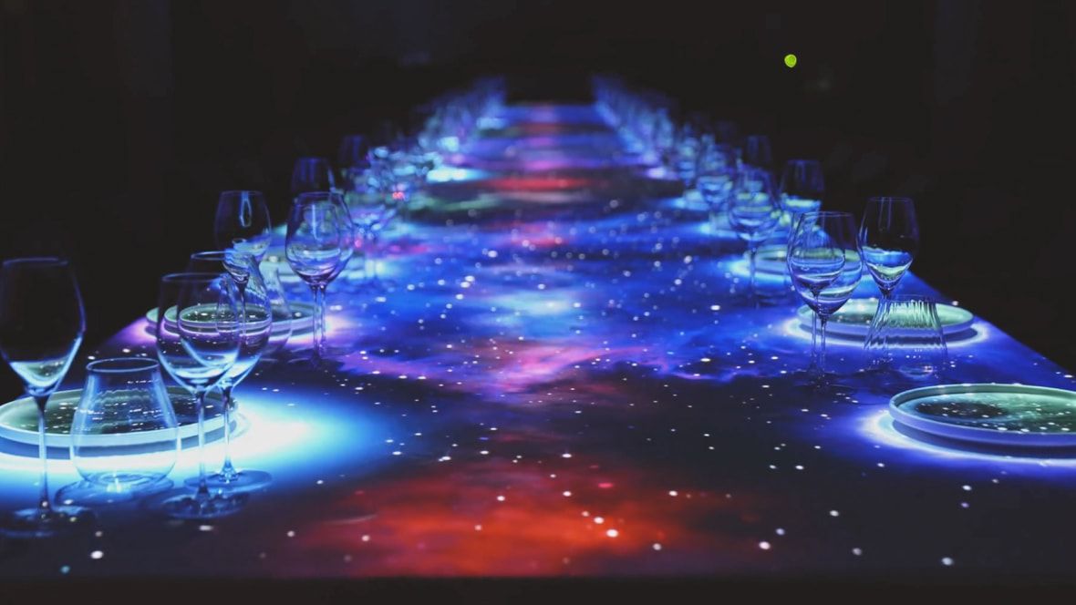 长桌上配有曼妙的 LED 灯设计