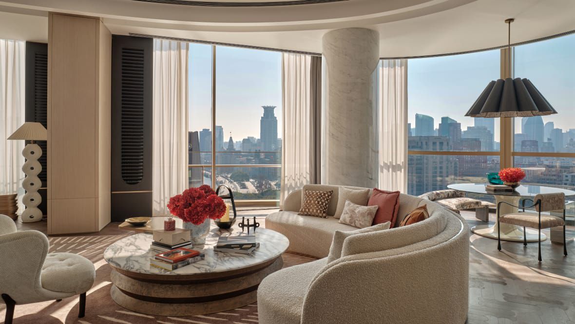 配有弧形沙发和餐桌的城景套房