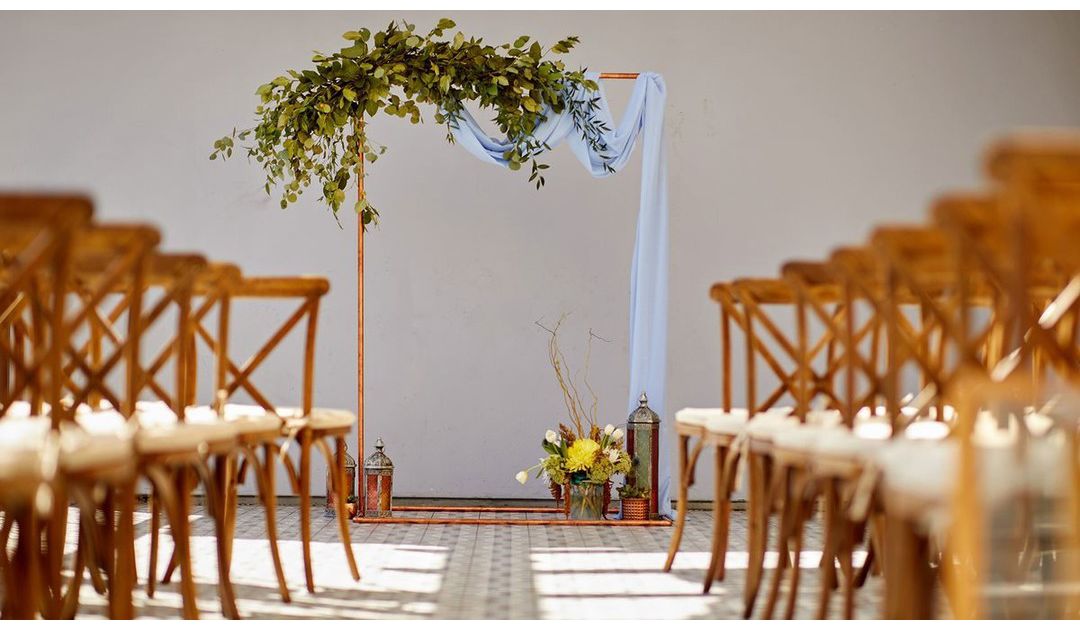 仪式现场，过道两旁摆放着椅子和黄色鲜花