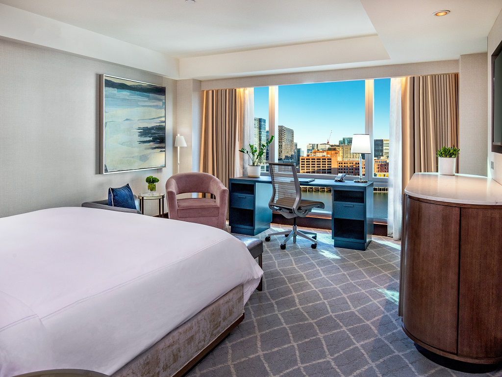 IC Boston King guestroom