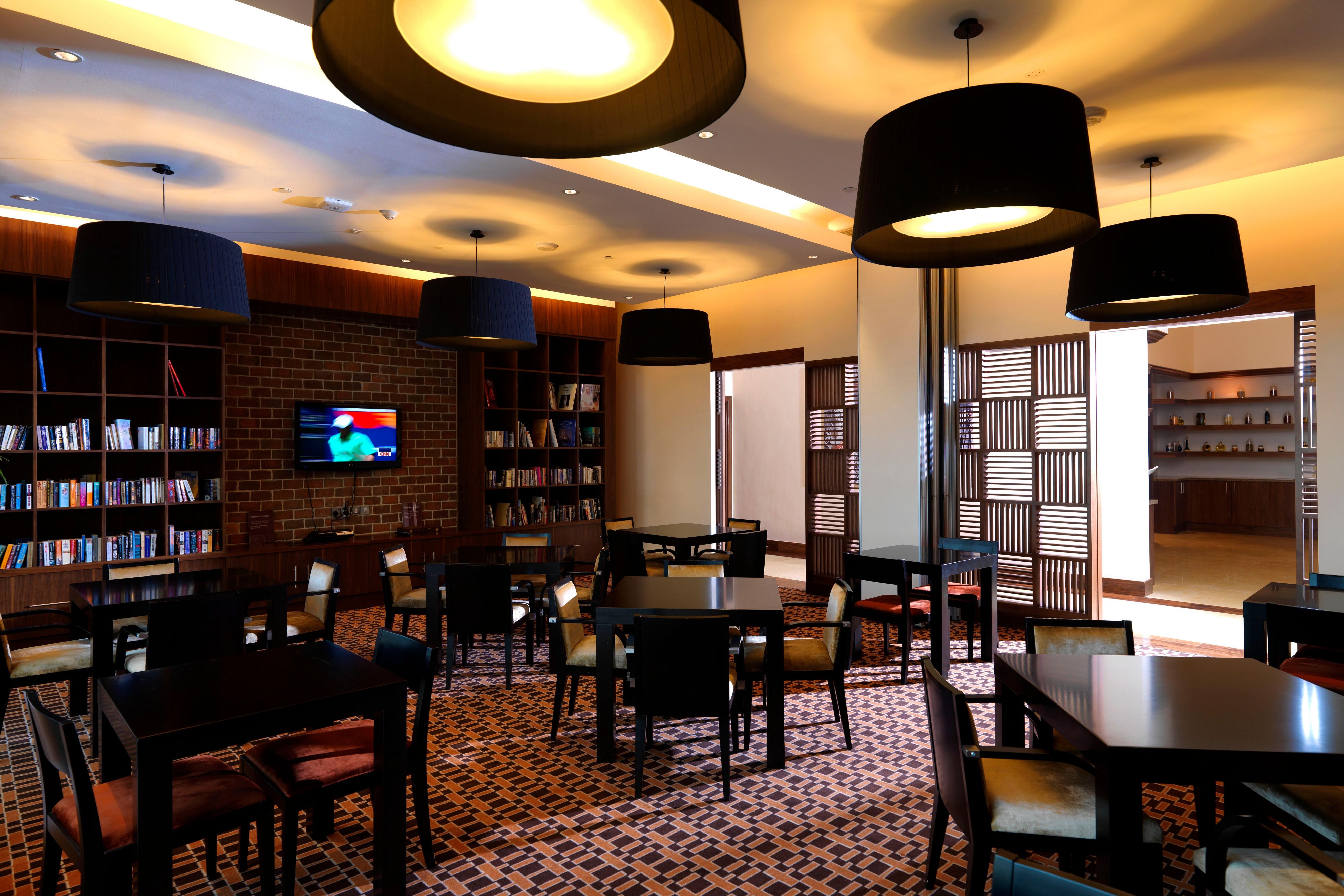 Sanctuary of novels, biographies and poems, the Den houses our recommended books and those of the guests' favourites.

Find your preference and immerse yourself in this quiet space.