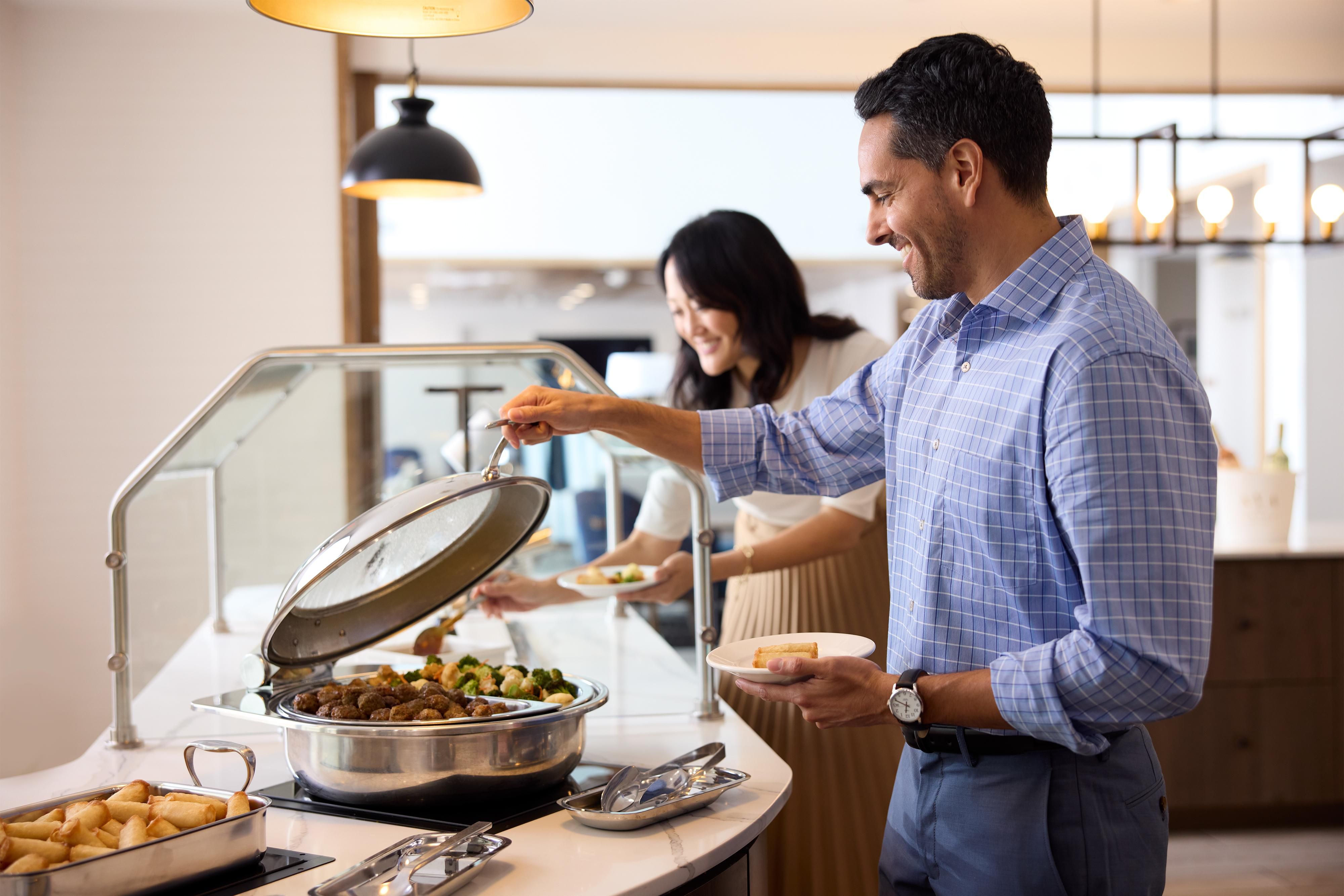 Kickstart your morning with our free hot breakfast buffet, offering various delicious options, including eggs, fresh fruit, and waffles. Wind down at our evening socials, hosted Monday through Wednesday, where guests can enjoy complimentary food, beer, wine, and non-alcoholic beverages—perfect for relaxing after a busy day.