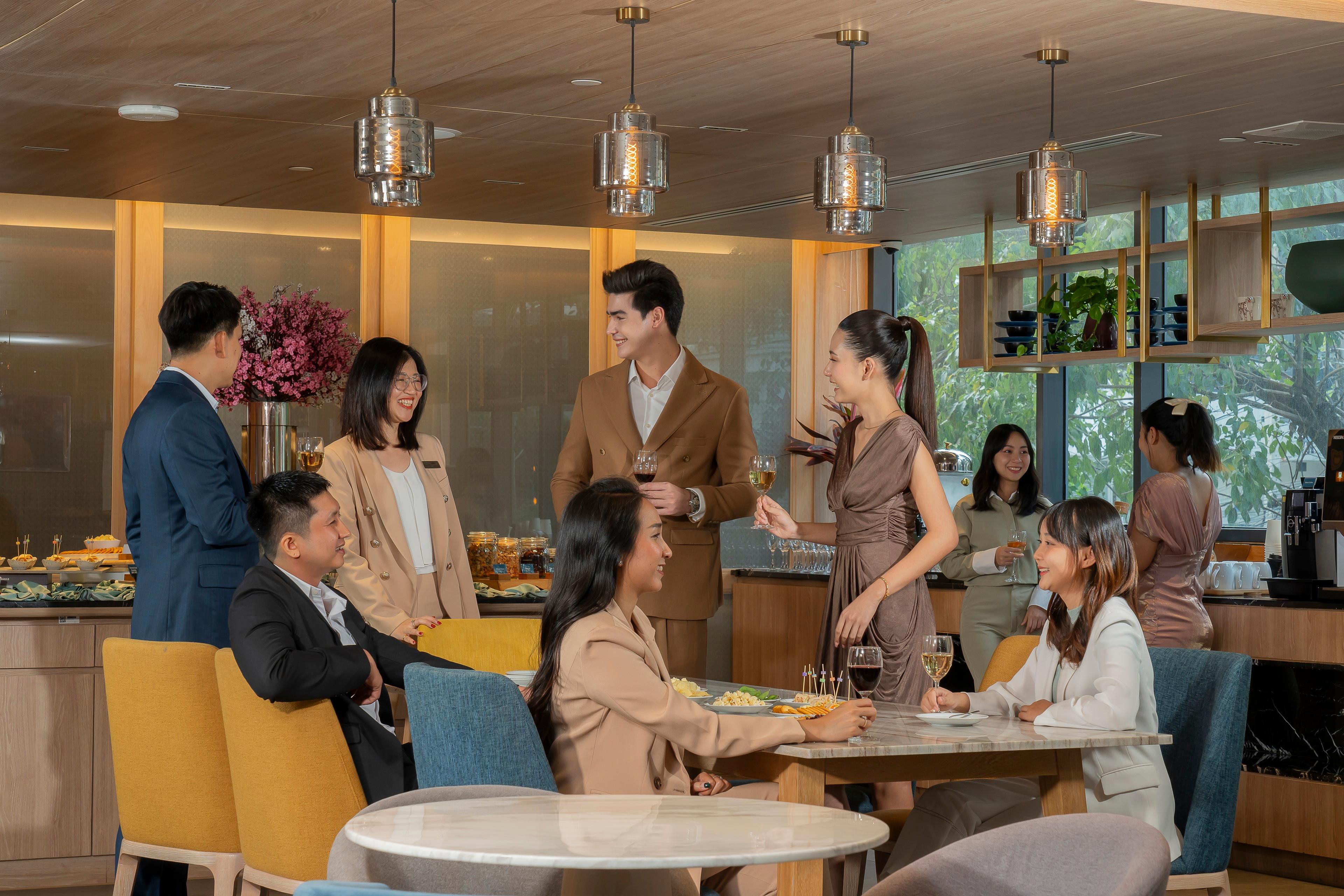At Staybridge Suites Bangkok Thonglor, the Social Happy Hour is our way of turning weekdays into something special, allowing you to pause and reconnect. Join us for three nights a week - Monday, Wednesday, and Friday - for drinks, bites, and conversations that just flow. Whether it’s friends or first-time hellos, it’s always better together.