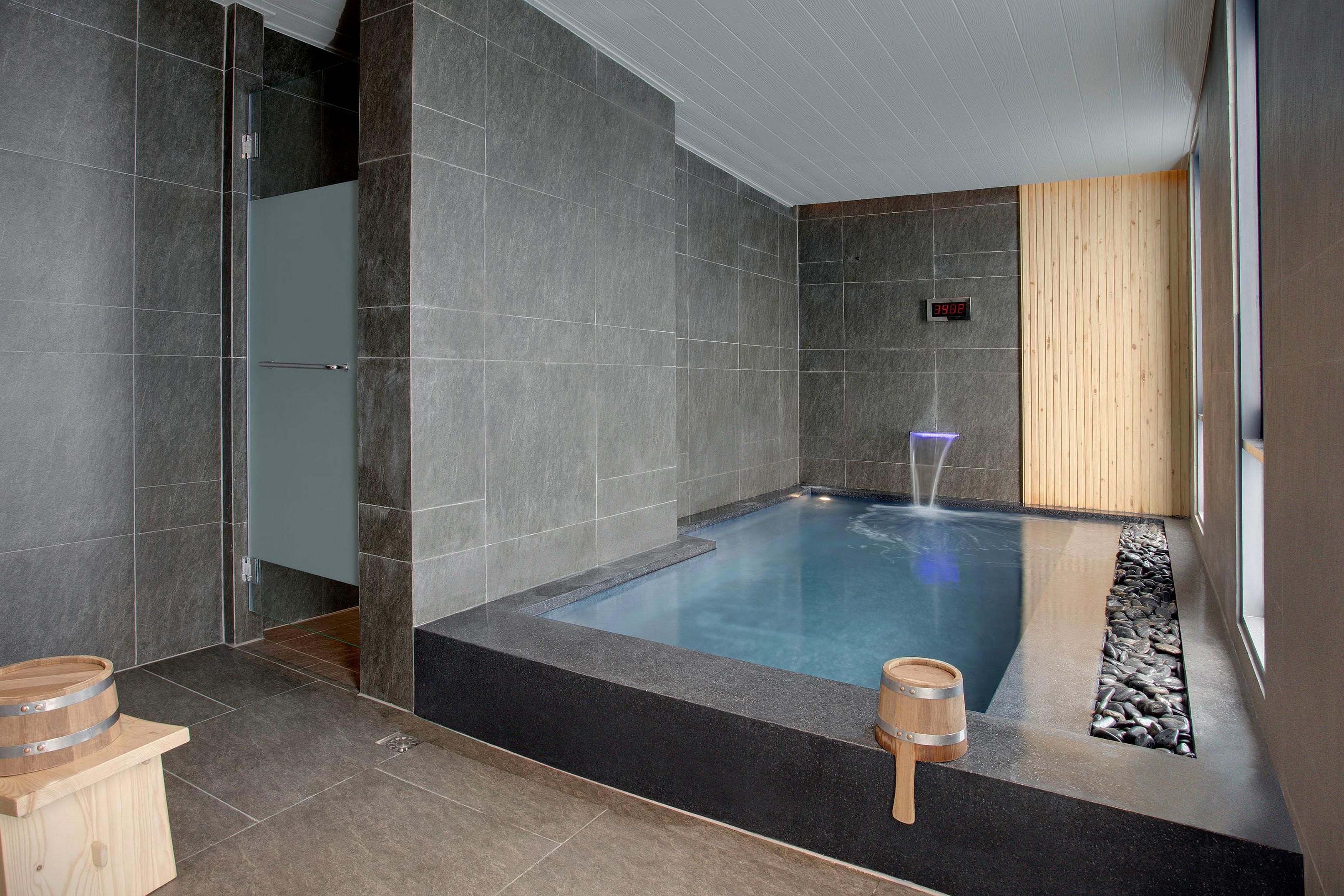 专供酒店住客使用，每天上午 6:00 至晚上 11:00 提供男女分开的区域。