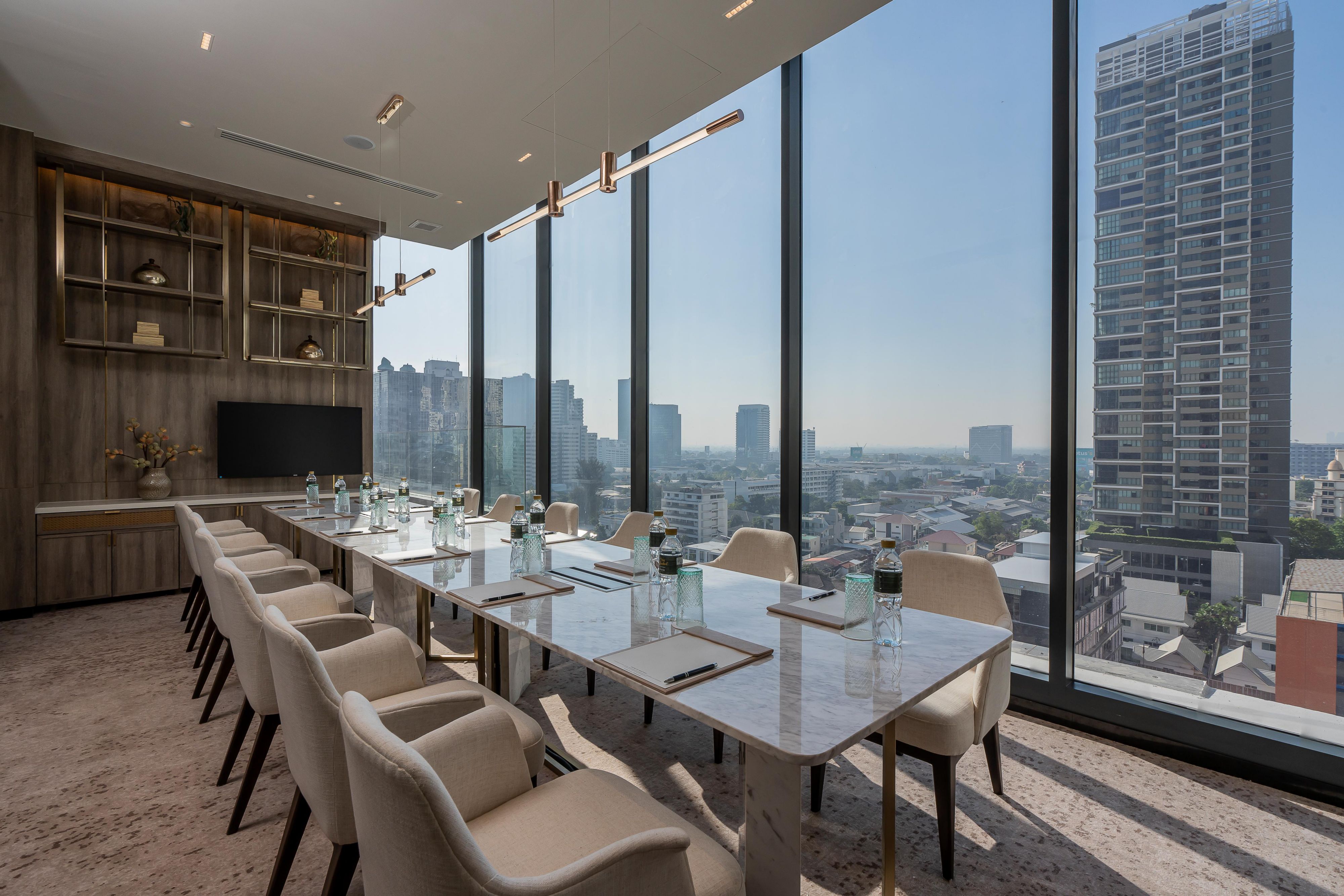 我们的会议空间装饰典雅，自然光线充足，可满足任何庆祝活动或场合的需要。 位于屋顶的会议空间视野开阔，挑高天花板营造出庄严氛围，是举办聚会和私人活动的理想场所。