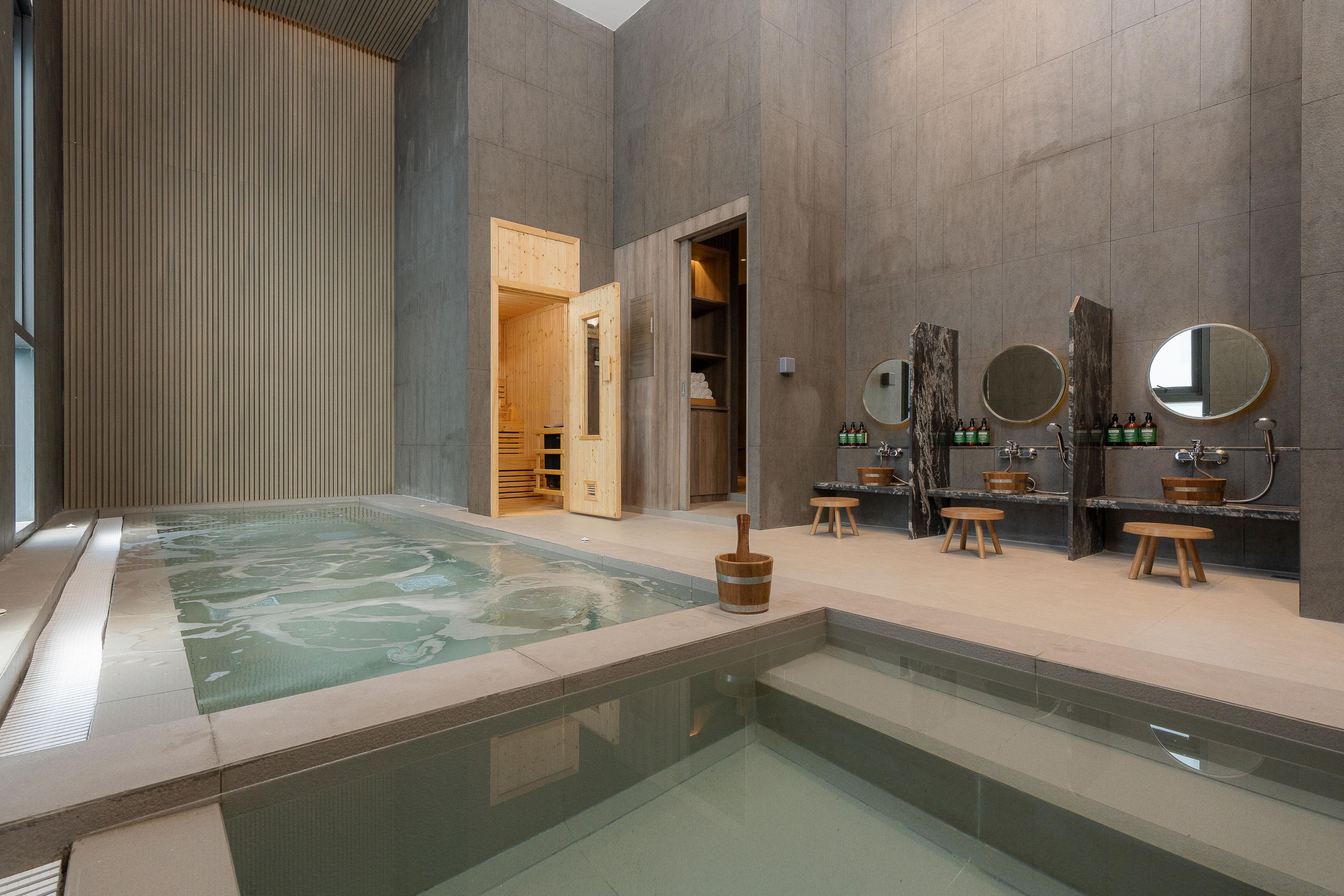 欢迎体验我们独具特色的日式热水浴和冷水浴，您无需远行，即可在我们酒店内尽情享受温泉。 温泉中的热量和矿物质能舒缓您的神经和肌肉，让您在一天的工作或城市漫步后排出全身毒素。 开放时间：每天上午 6:00 - 晚上 11:00