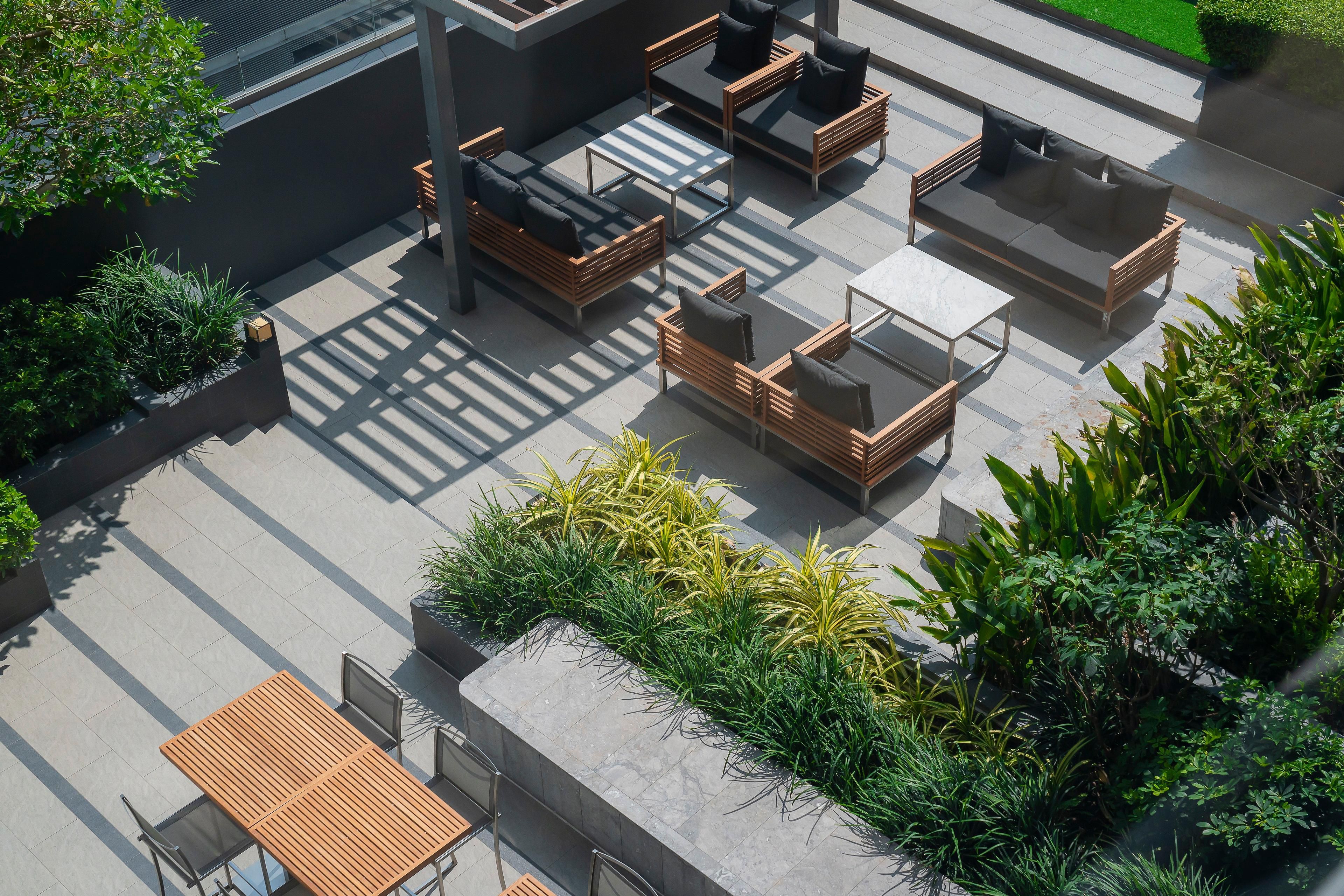 享受我们优质床上用品的舒适、豪华沙发以及设备齐全的厨房、套房内洗衣机和烘干机的便利。 我们宽敞的一卧室和两卧室套房设有可欣赏曼谷迷人天际线的阳台，可帮助您充分享受这座城市充满活力的生活。