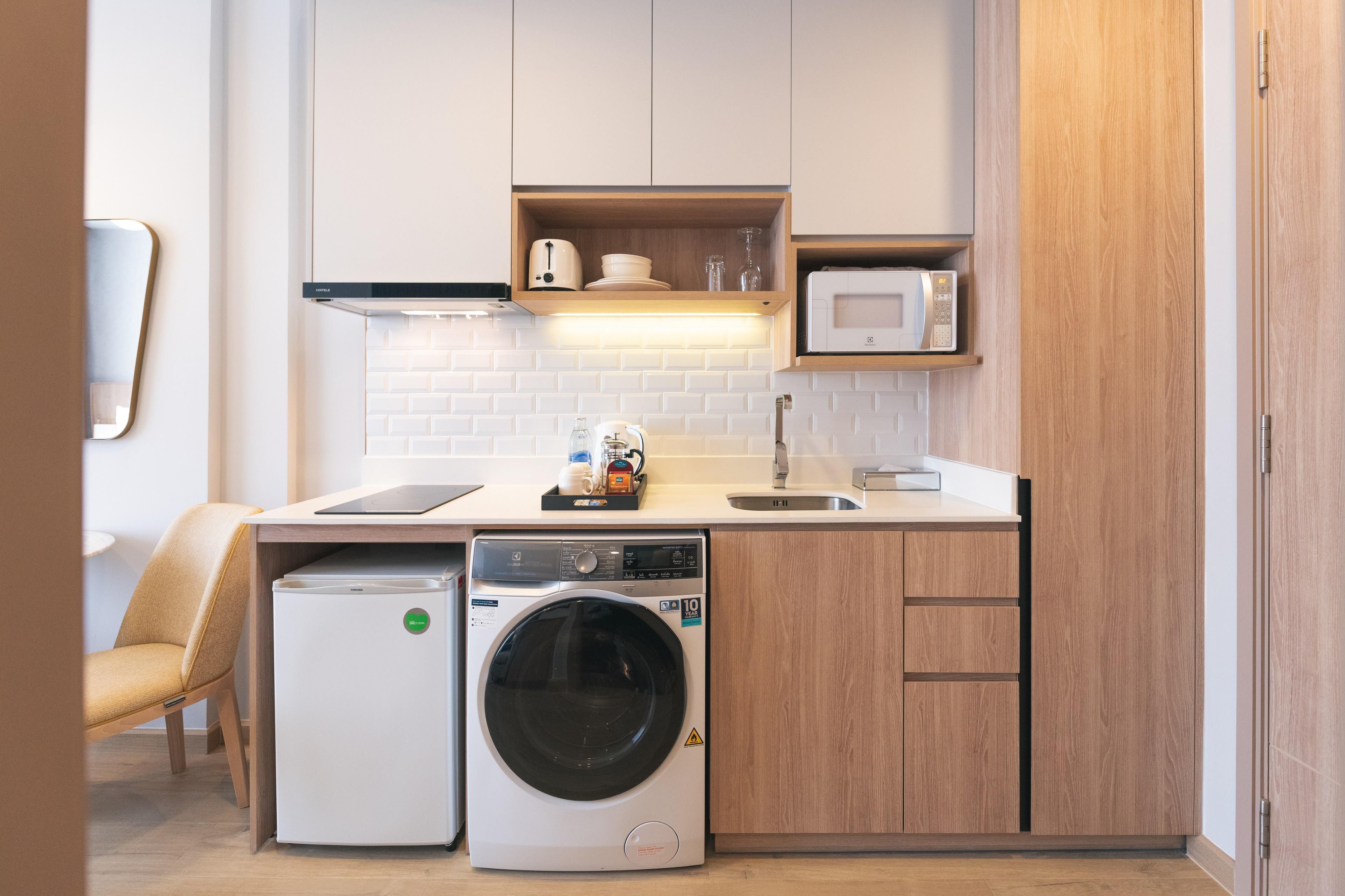 享受我们优质床上用品的舒适、豪华沙发以及设备齐全的厨房、套房内洗衣机和烘干机的便利。 我们宽敞的一卧室和两卧室套房设有可欣赏曼谷迷人天际线的阳台，可帮助您充分享受这座城市充满活力的生活。