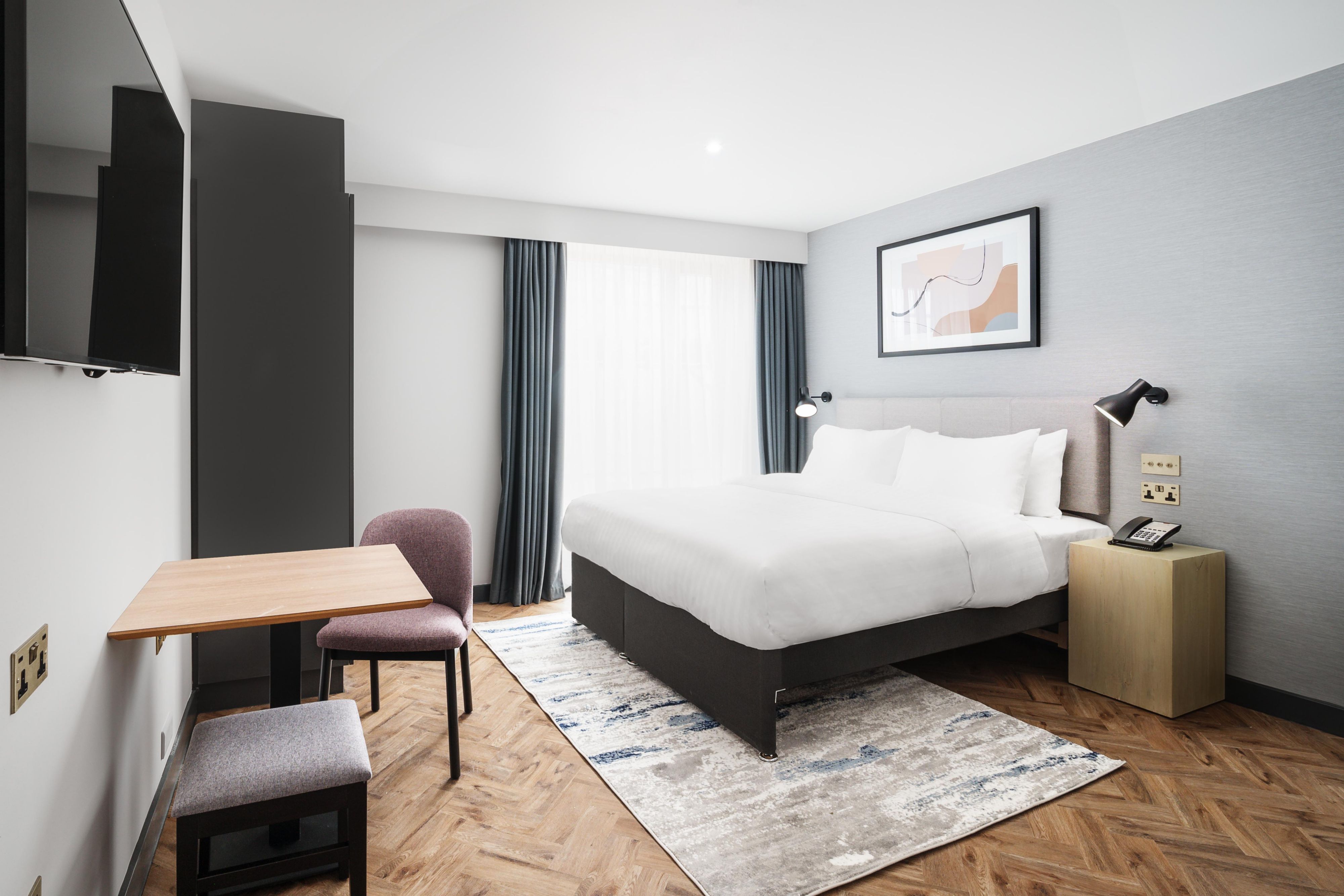 Staybridge Suites Brighton studio rooms and suites offer a large comfortable space, double sized bed, fully equipped kitchen, and relaxing seating area. Following a blissful night’s sleep, you can enjoy complimentary continental breakfast to prepare you for a busy day ahead.
