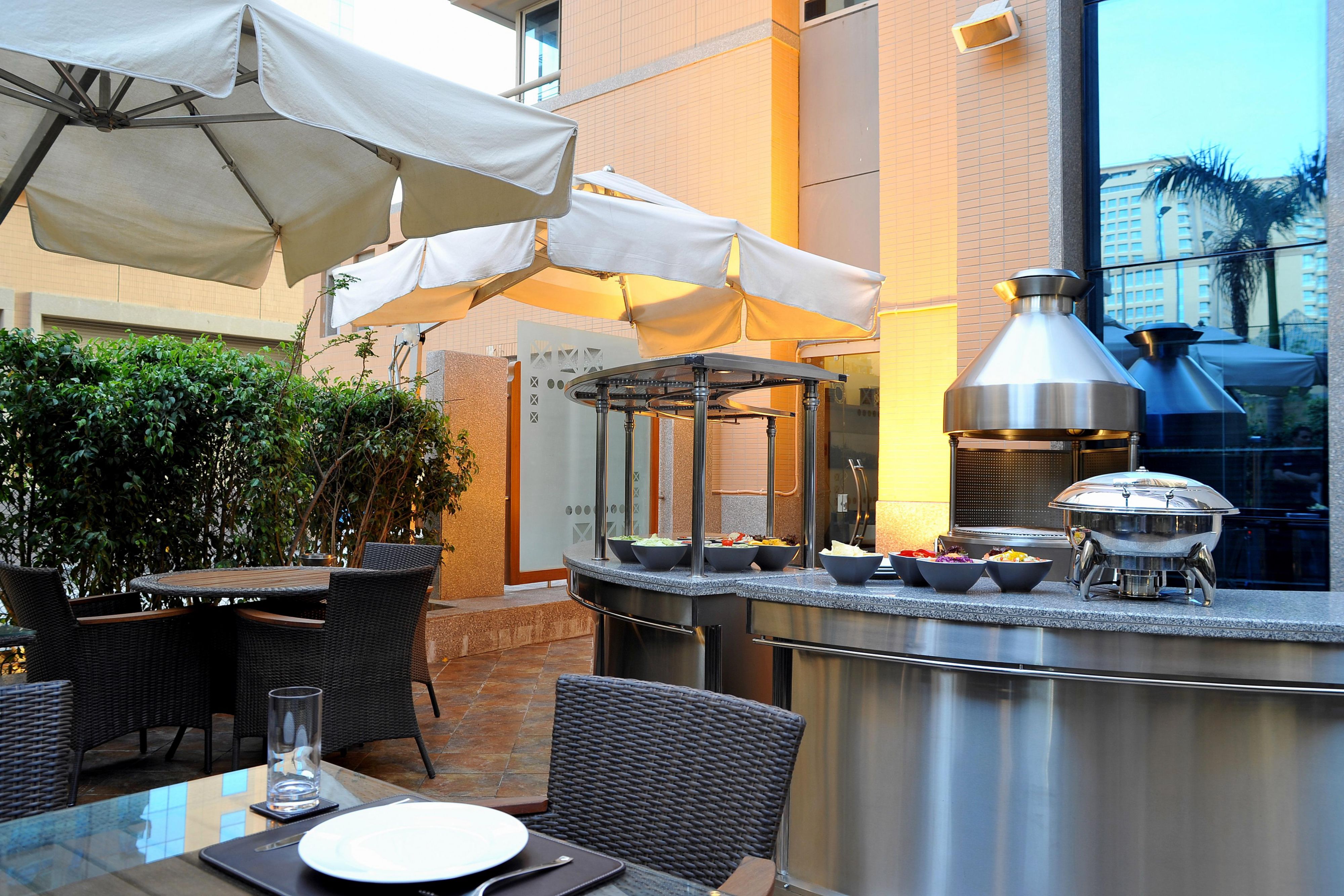 Join us for great conversations at The Evening 
Social, our regular afterwork receptions in the 
kitchen, or The Patio our outdoor terrace. Relax 
after a busy day and meet your new neighbours 
over complimentary food and drinks.