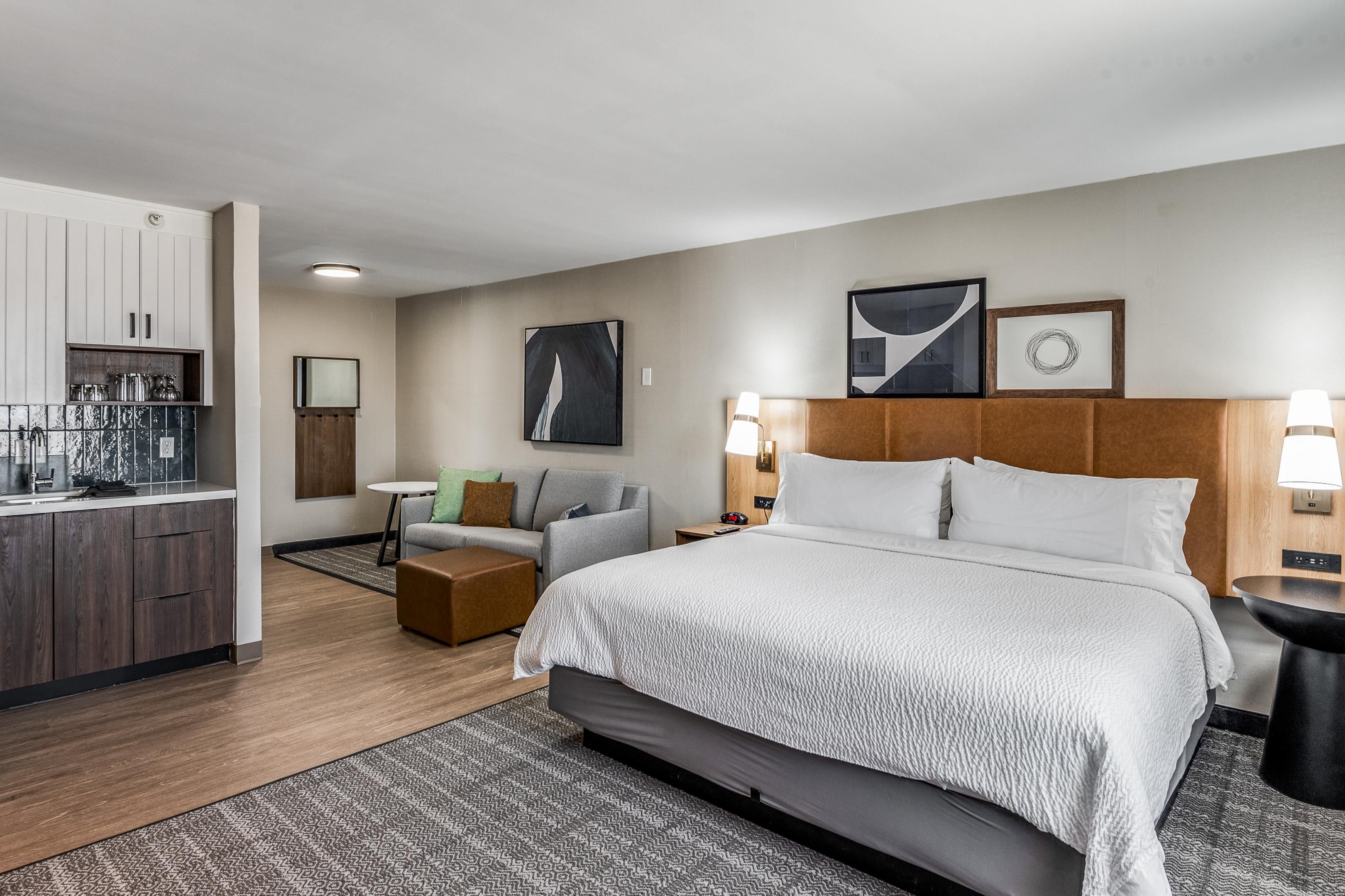 Ideal for relocations or long-term projects, our hotel offers extended stay accommodations that combine the comforts of home with the convenience of hotel living. Our suites feature full kitchens, spacious work areas, and premium amenities to ensure an enjoyable stay. 