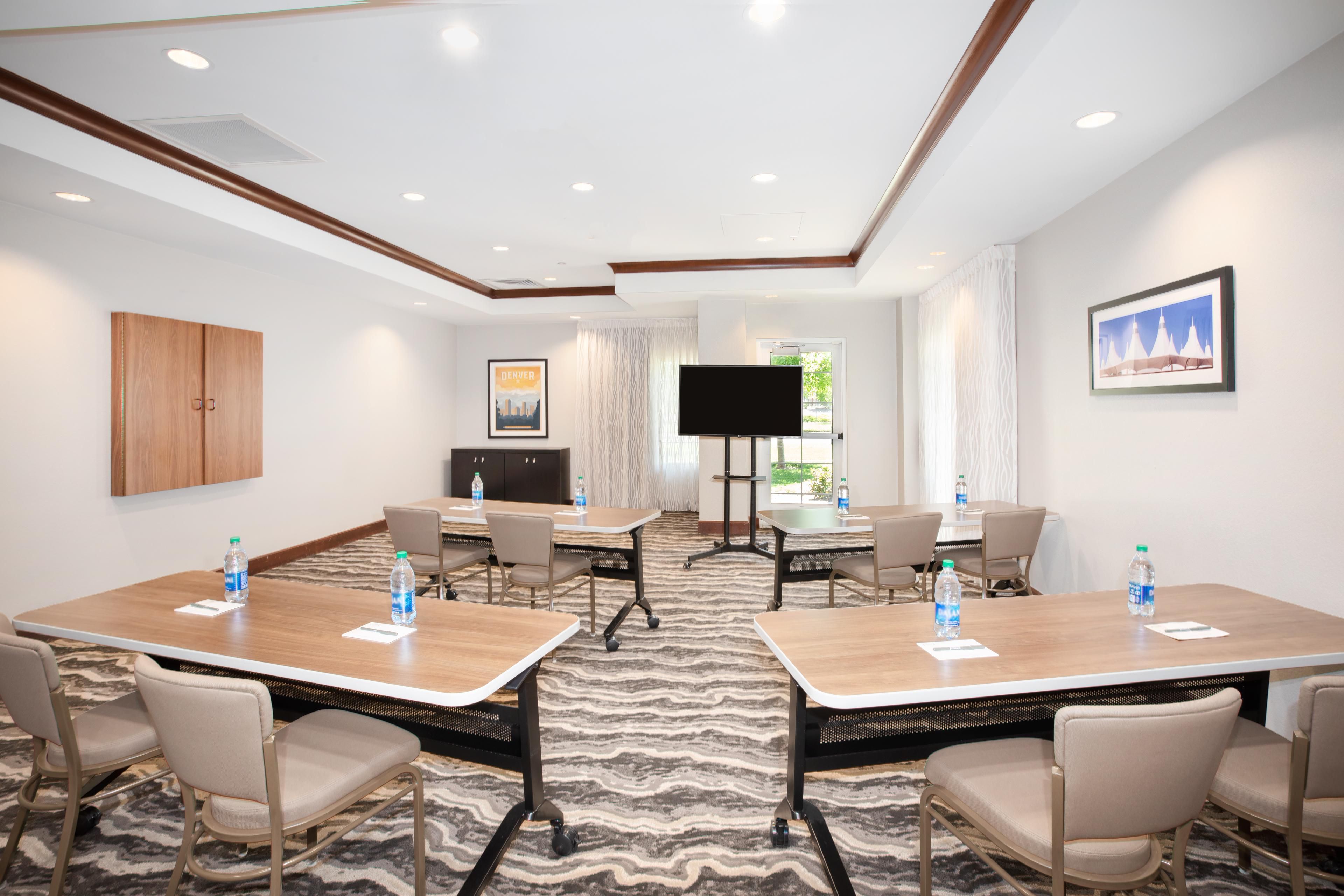 Host business and social events in our flexible Denver meeting rooms, totaling 1,200 sq ft for up to 60 guests. Or connect and collaborate in our stylish boardroom, ideal for 10 guests. We provide AV equipment, offer food and beverage options, and allow outside catering. Meet, gather, and succeed with us!