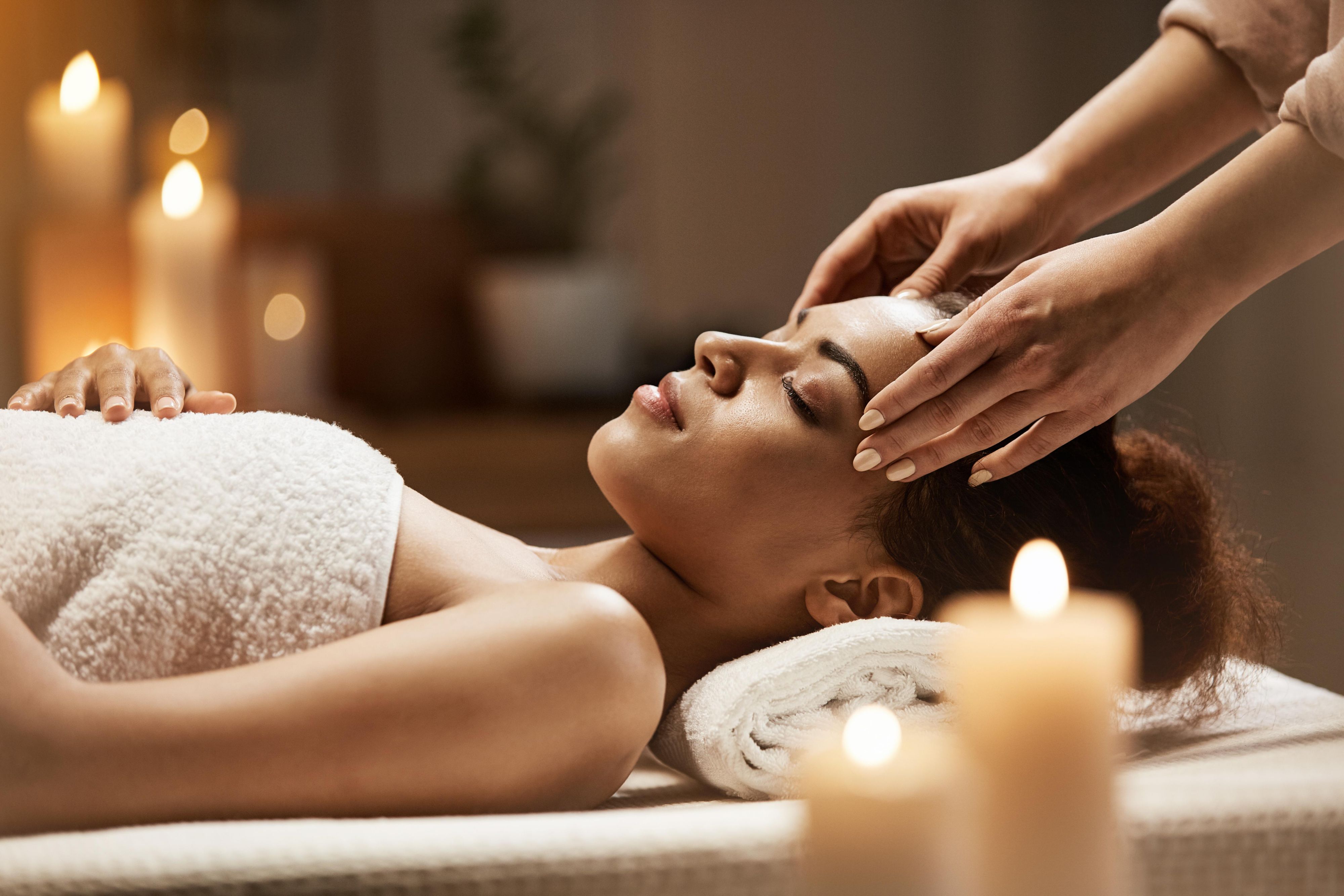 Step into Summer with a radiant glow.
Indulge in our limited-time Summer Glow Package inclusive of a 30-minute body scrub and 60-minute Vitamin C cryo facial.