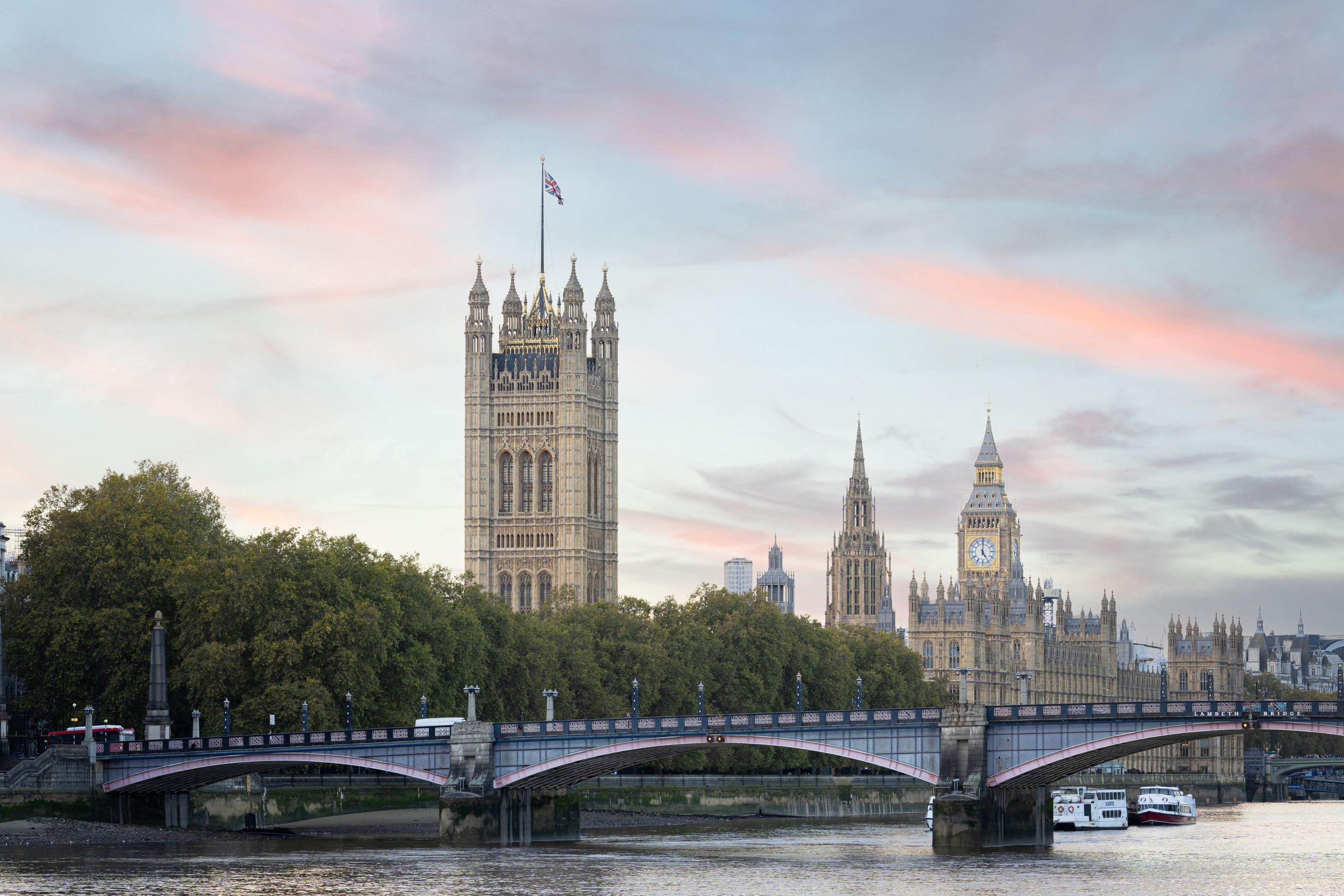 Explore vibrant Vauxhall from Staybridge Suites London Vauxhall. Just minutes from Big Ben, the London Eye, Westminster Abbey, South Bank attractions, The Oval cricket ground, and Vauxhall Park. Enjoy riverside walks, lively pubs, galleries, cafés, and excellent transport links to all of central London.