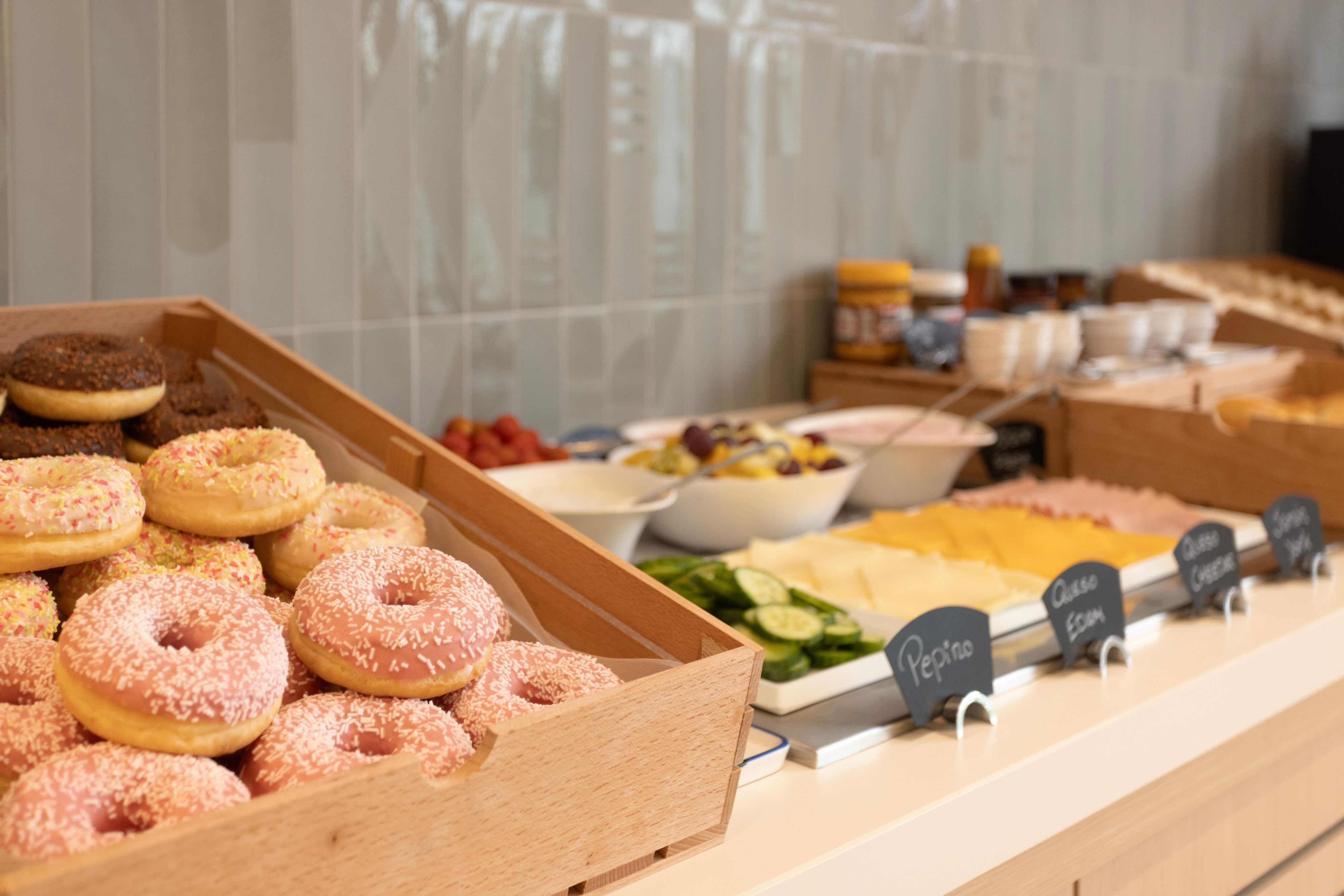 Begin your day at Staybridge Suites Málaga with our complimentary breakfast buffet, offering a delightful selection of sweet and savory dishes. Enjoy freshly brewed coffee, premium teas, pastries, yogurts, cereals, and diet-friendly options—perfectly crafted to satisfy every palate.