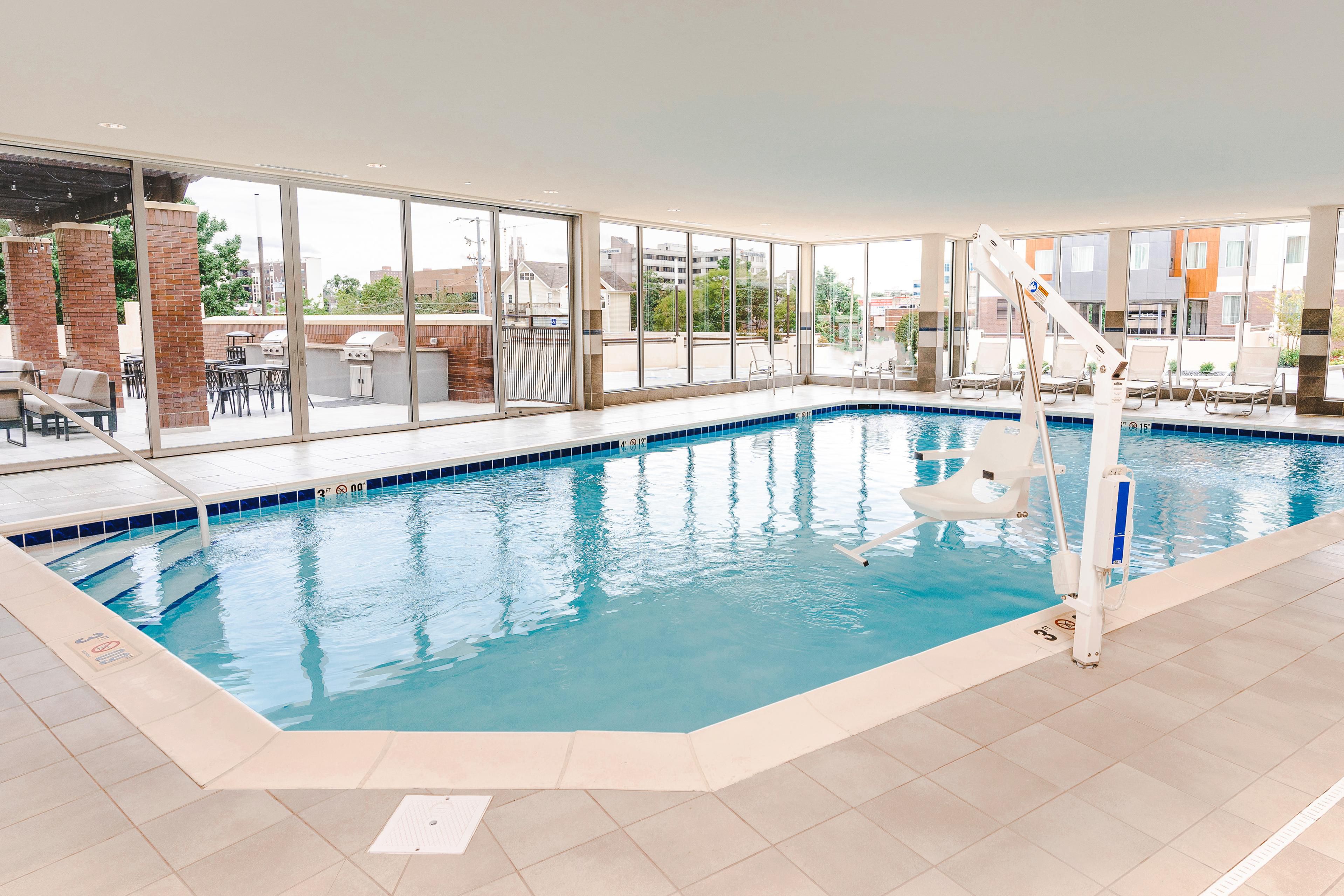 Looking for an indoor pool hotel in Nashville where you can recharge between meetings or sightseeing? Our heated indoor pool is open daily from 10 AM to 10 PM, with soft towels and lounge chairs provided. Whether you’re swimming laps, relaxing poolside, or letting the kids splash around, it’s a calm, convenient escape—whatever the weather.