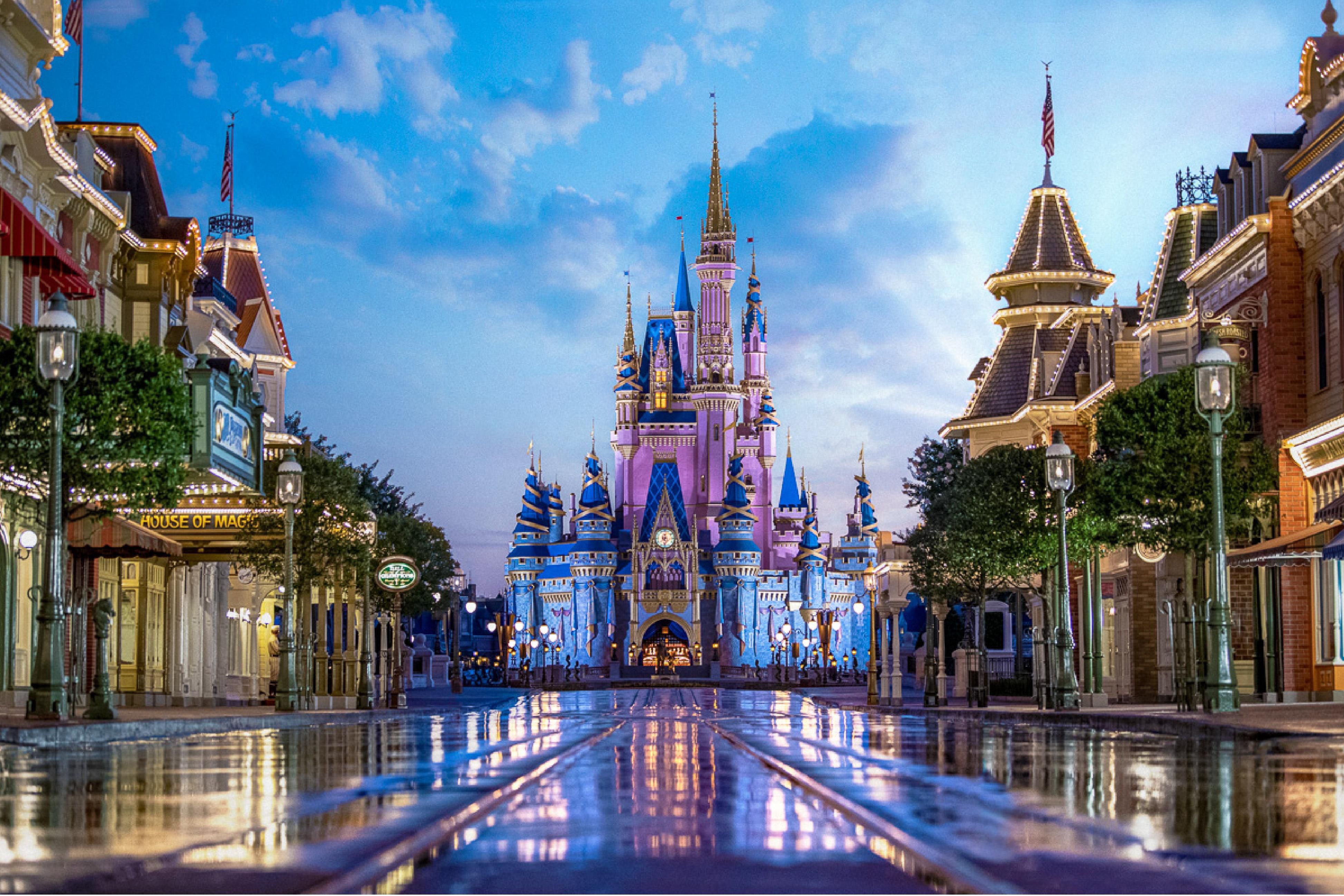 Just 15.7 miles to Disney and conveniently situated at Orlando International Airport, staying at our hotel makes your visit to the famous park easy and affordable.