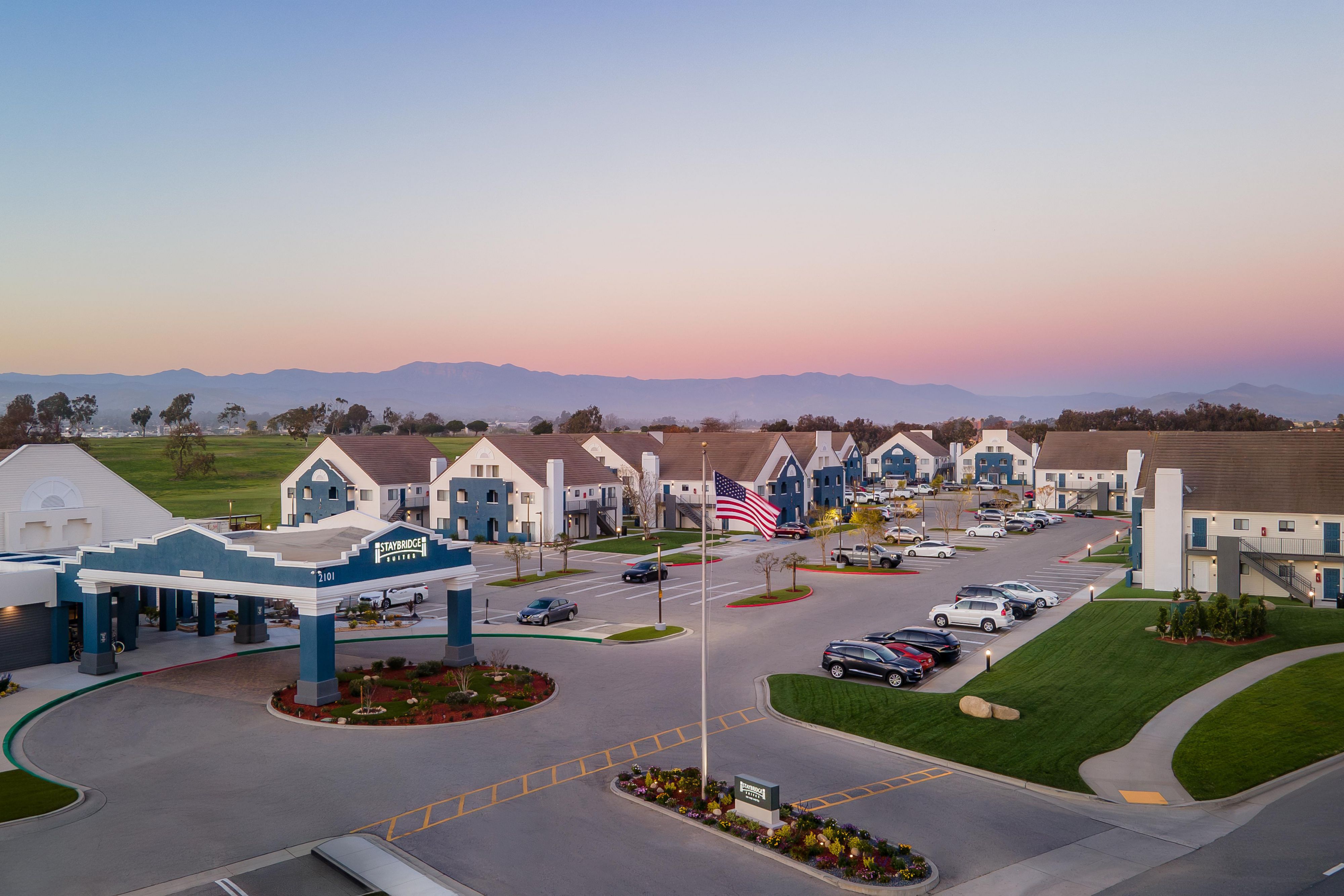 Our prime location near Oxnard beaches, harbors, and attractions like The Collection Riverpark, Channel Islands National Park, Naval Base Ventura County, Port Hueneme, and Point Mugu makes us your gateway to the best of Oxnard. Enjoy peaceful ocean breezes and convenient access to shopping, dining, and award-winning wineries and breweries.