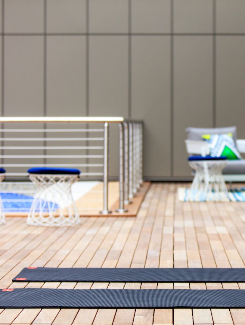 泳池甲板上摆放着两个瑜伽垫