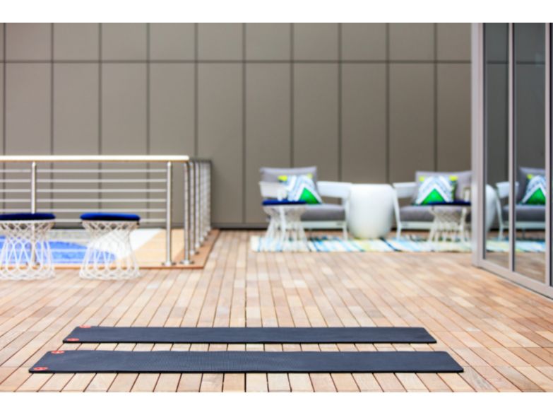 木地板上的瑜伽垫