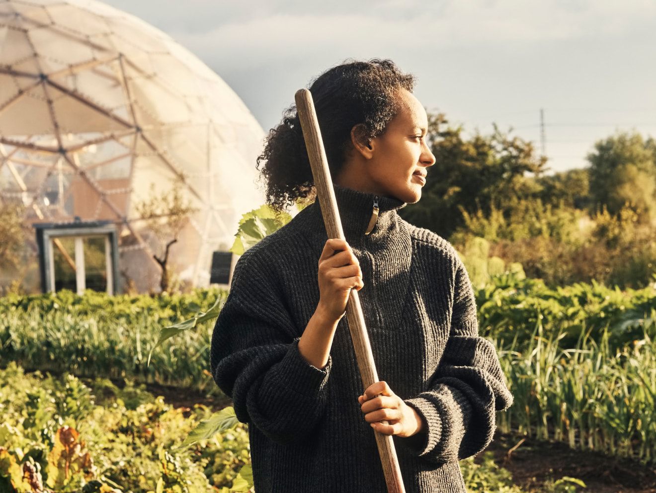 当地农民正望向庄稼