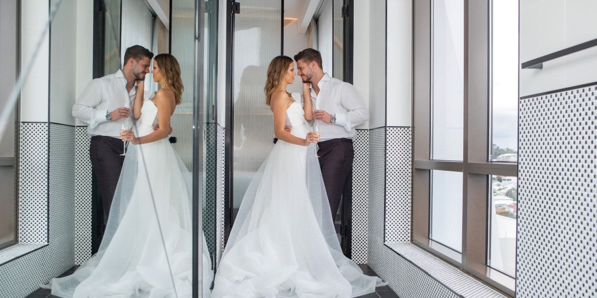 一对新人在洲至奢选酒店举行婚礼