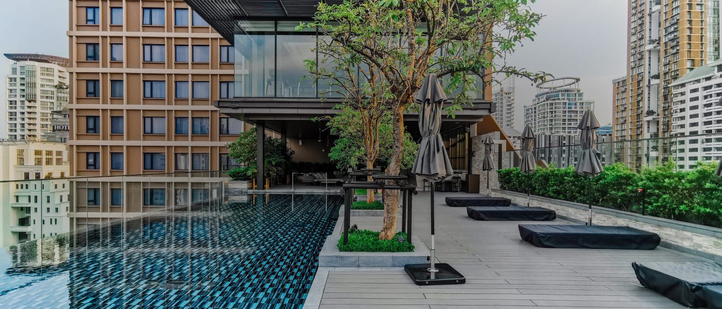 俯瞰城市美景的屋顶无边际泳池与观景平台