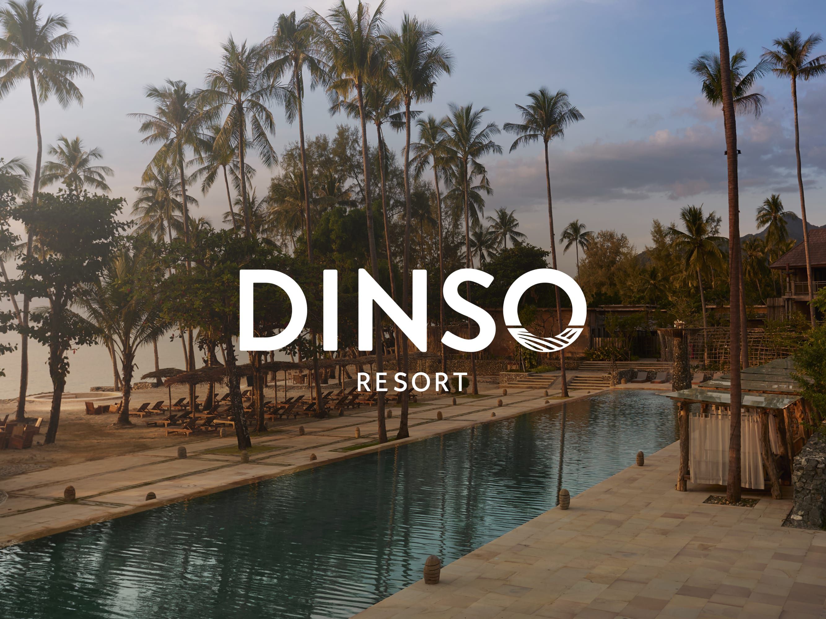 黄金时段的奢华泳池