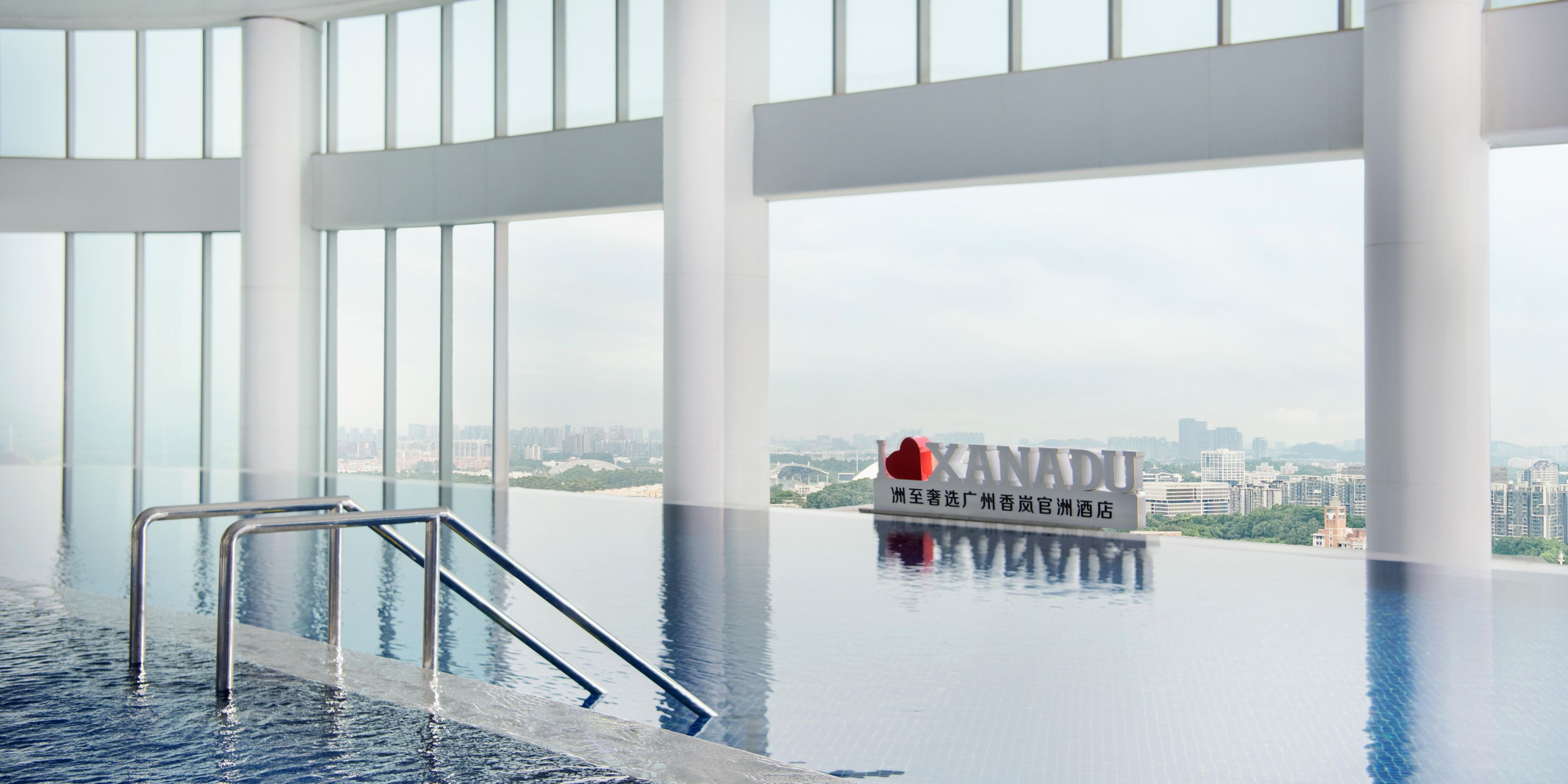 在全景江景中提升您的健身体验，完善的健身中心将运动与宁静完美结合，或是在酒店边上的6.6公里生物岛碧道上漫步奔跑。健身锻炼后，在五楼的露天帐篷区尽情放松，享受阳光与微风中的奢华露营体验，或是预约一场SPA，度过疗愈的一段时光。