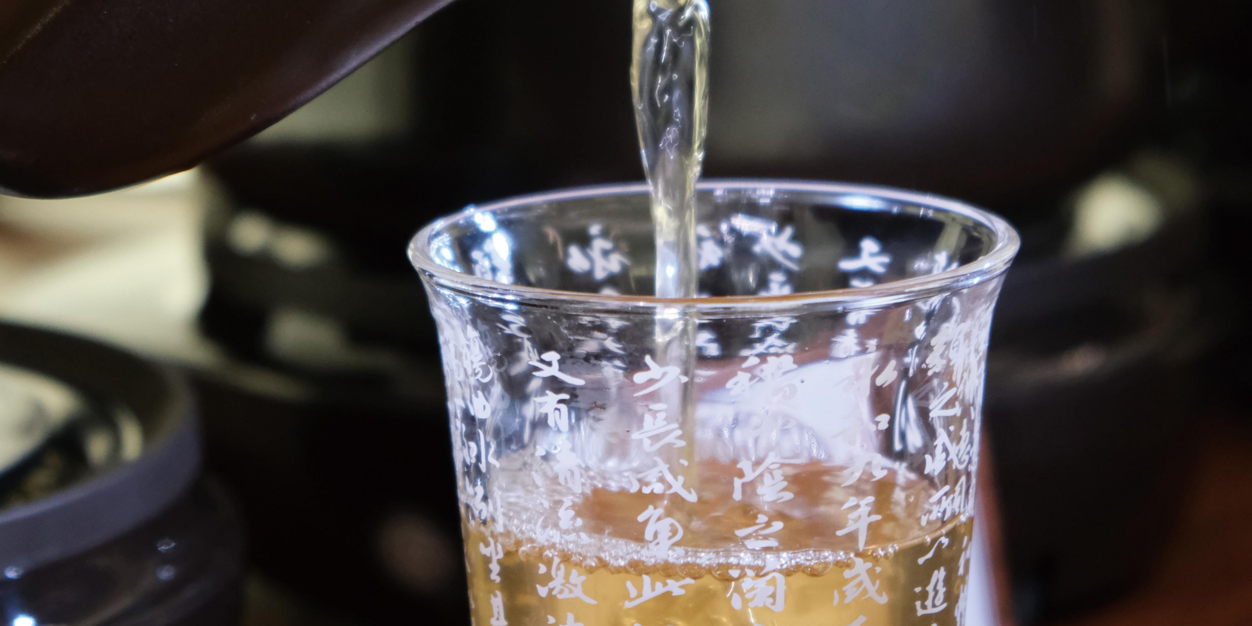 每周末下午时段，酒店大堂将为客人供应不同功效的草本茶。草本茶不仅拥有悠久的历史，被列入中国非物质文化遗产名录，亦在广州当地拥有深厚的文化渊源。