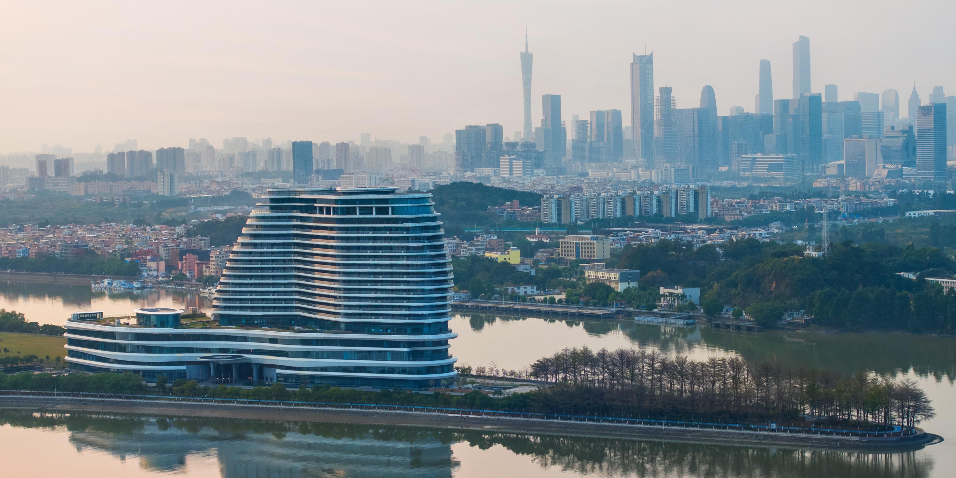 每周末下午时段，酒店大堂将为客人供应不同种类的草本茶。草本茶不仅拥有悠久的历史，被列入中国非物质文化遗产名录，亦在广州当地拥有深厚的文化渊源。