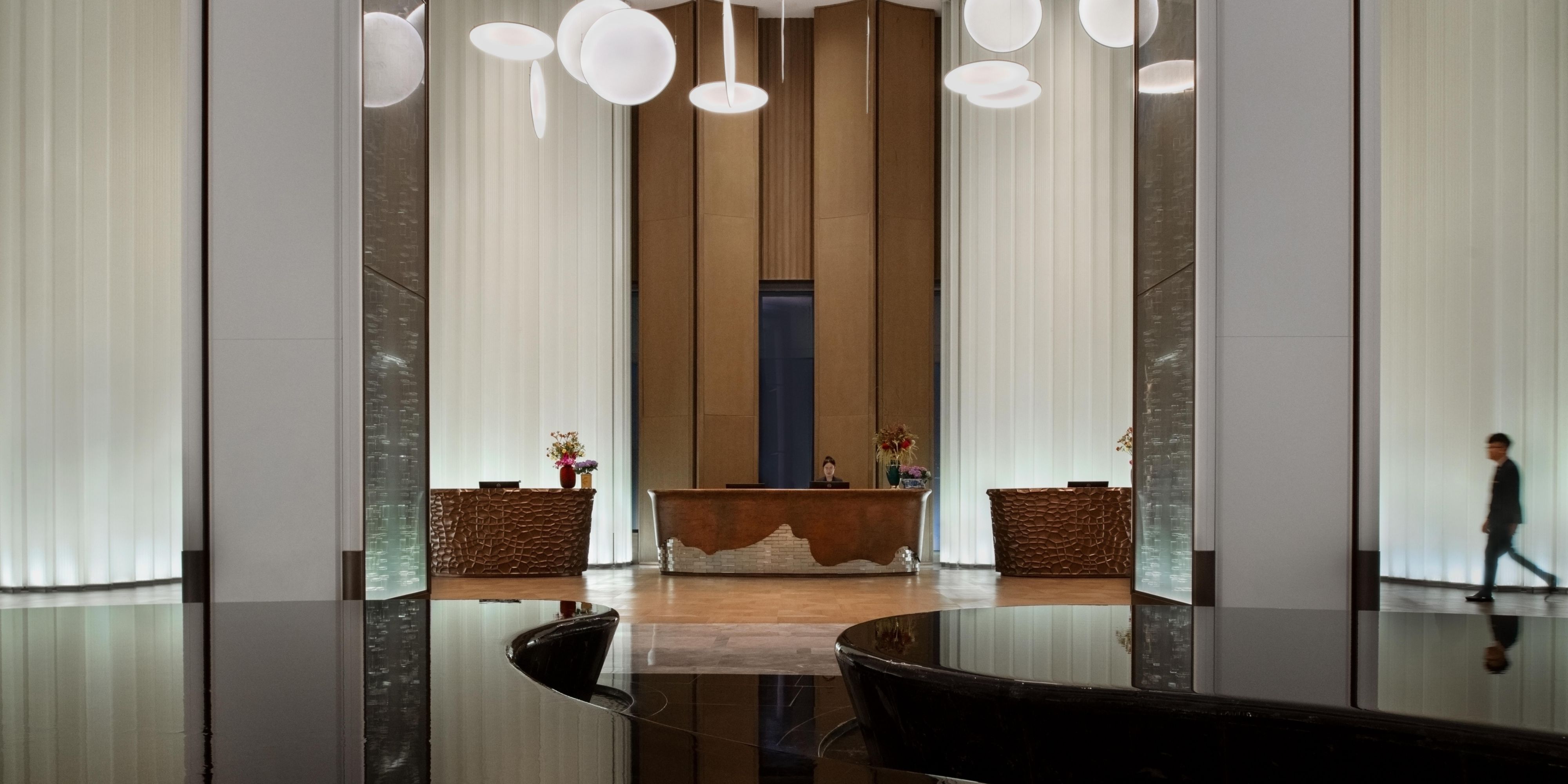 酒店位于静谧的广州国际生物岛，而在这座岛上充满绿意与鸟鸣，四周珠江水波荡漾，每间房间都坐拥江景，便忘却都市生活的繁忙，瞬间放松下来。酒店的建筑外型，到室内空间，再到家具浴缸等设施，以大量的舒展曲线取代直角，营造出柔软、舒适、庇护的氛围，让人在酒店中停留的每段时光，都能感到放松与呵护。