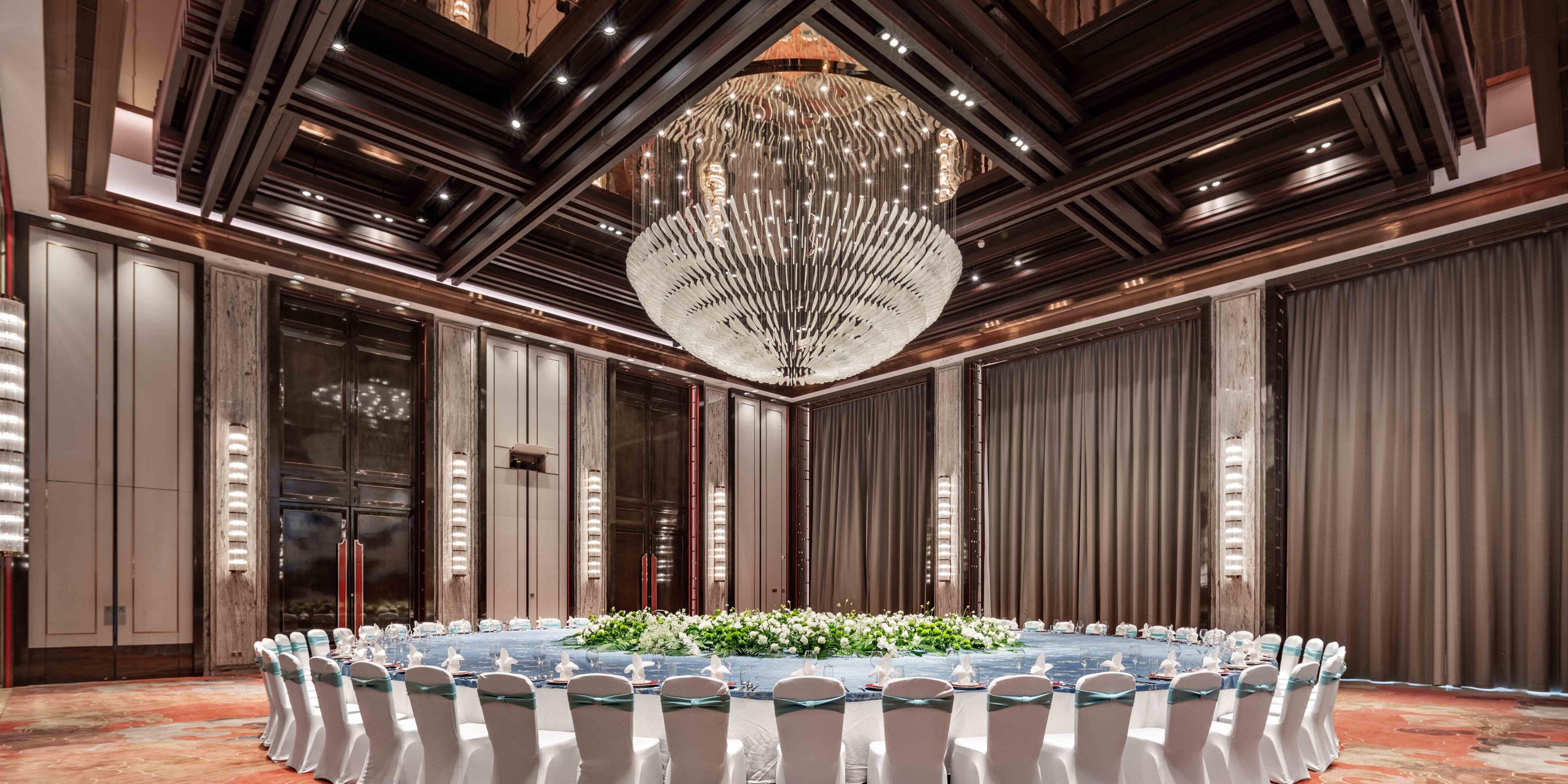 酒店拥有约3000平方米的宴会会议空间，由805平方米的大型无柱式宴会厅、2间约300平方米的宴会场地和4间中小型会议室共同开启一场非凡会议灵感之旅。