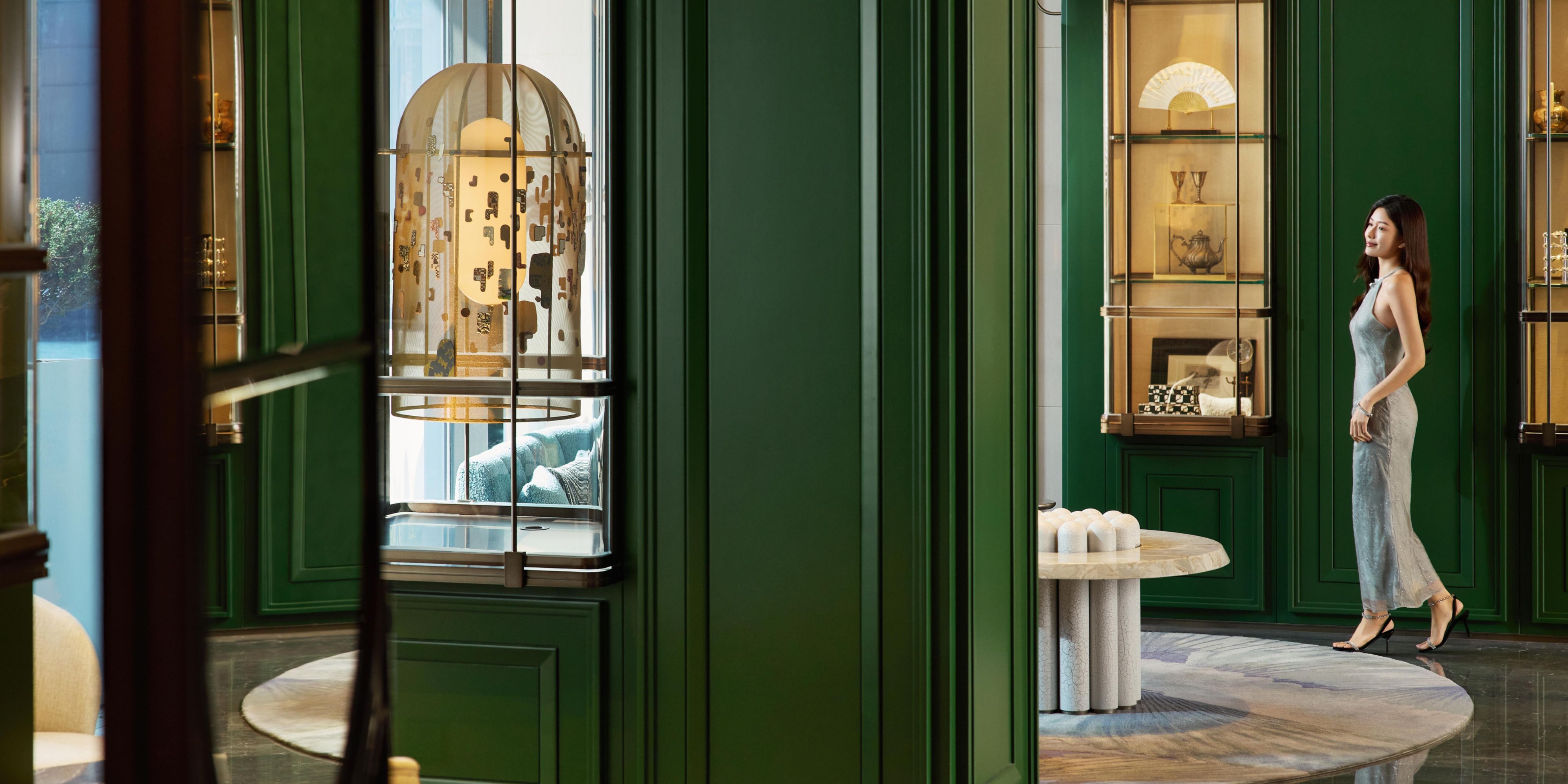 置身于繁华城央的僻静之地，聆听怀旧唱片机的袅袅之音，细嗅酒店特别准备的四时花香，品味带有城市记忆的珍馐名肴，尽情感受杭州古今交融的城市魅力与浪漫情怀，邂逅酒店全新演绎的现代奢雅生活方式，让每次抵达驻留，都将成为各具其趣、迥然有异的铭刻体验。