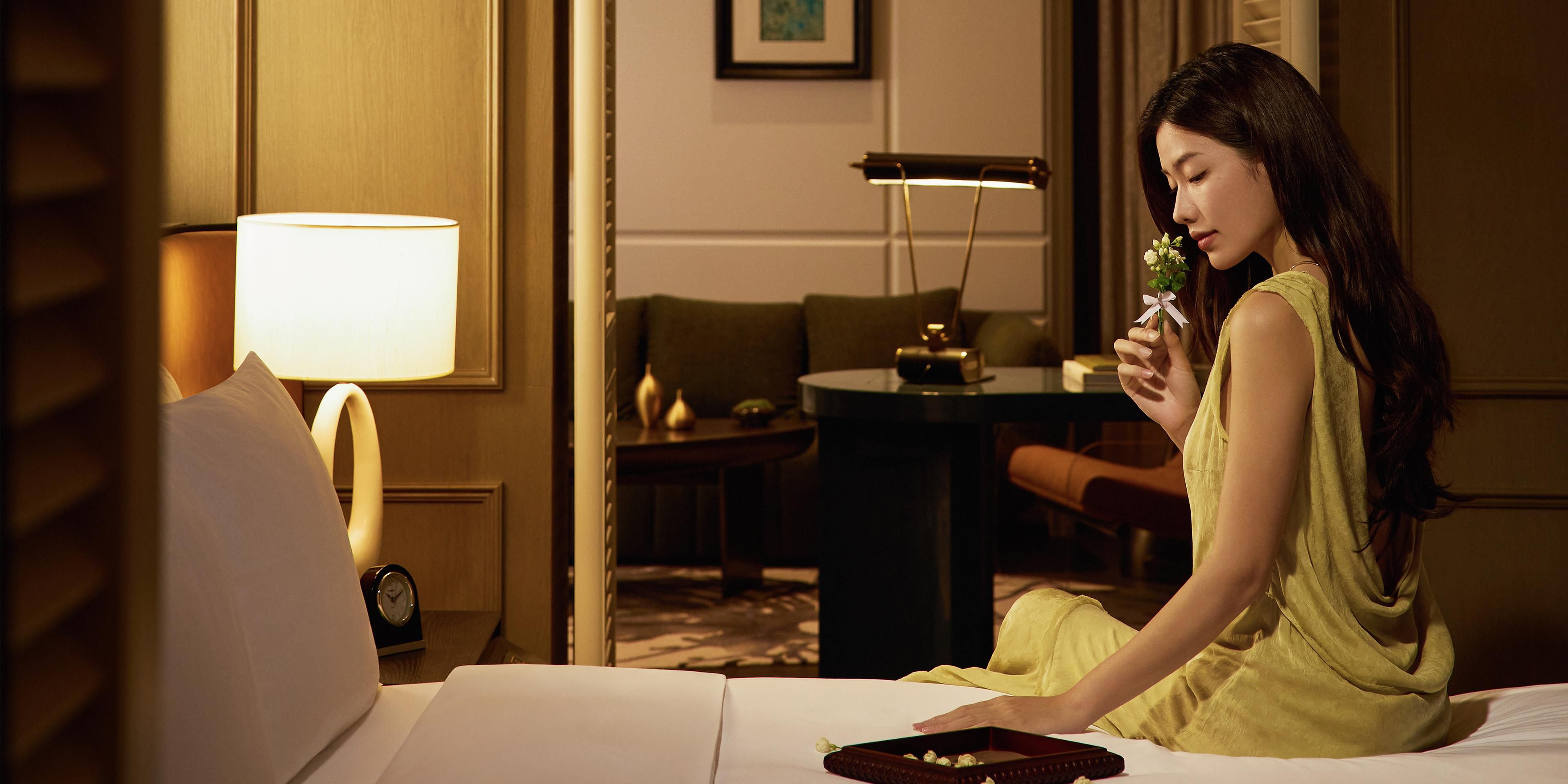 入夜，客房夜床放置散发自然芬芳的鲜花，是酒店特别珍藏的来自杭州记忆深处的四时香气。随季节变化，从春日的茉莉，夏日的白玉兰，到秋日的金桂，冬日的蜡梅，让每季细微迷人的香味都能成为客人居停记忆的一部分。