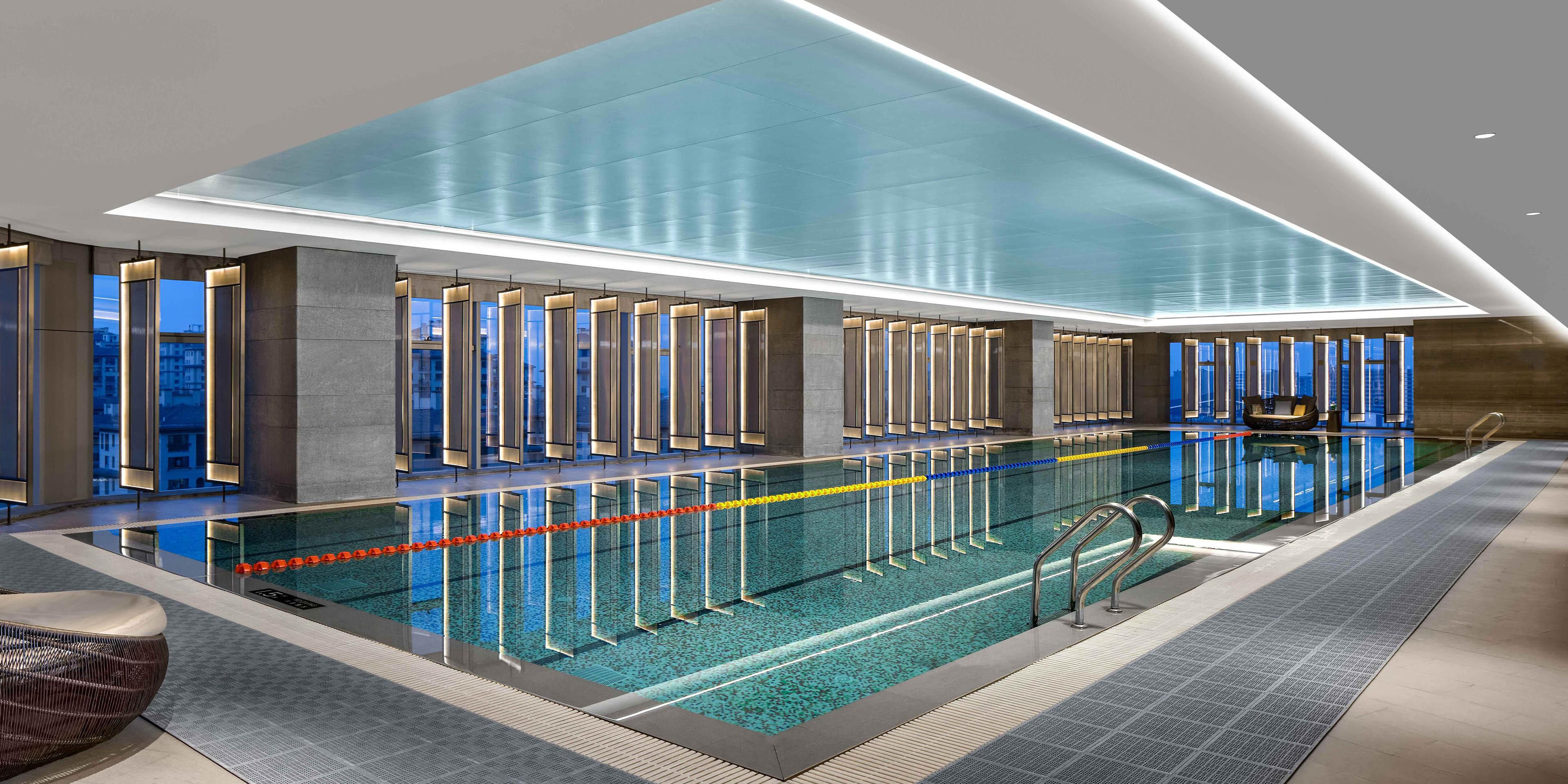 室内恒温泳池全年保持舒适水温，全景玻璃幕墙带来充足自然光线。所有住店宾客均可免费使用，在畅游的同时俯瞰城市天际线。