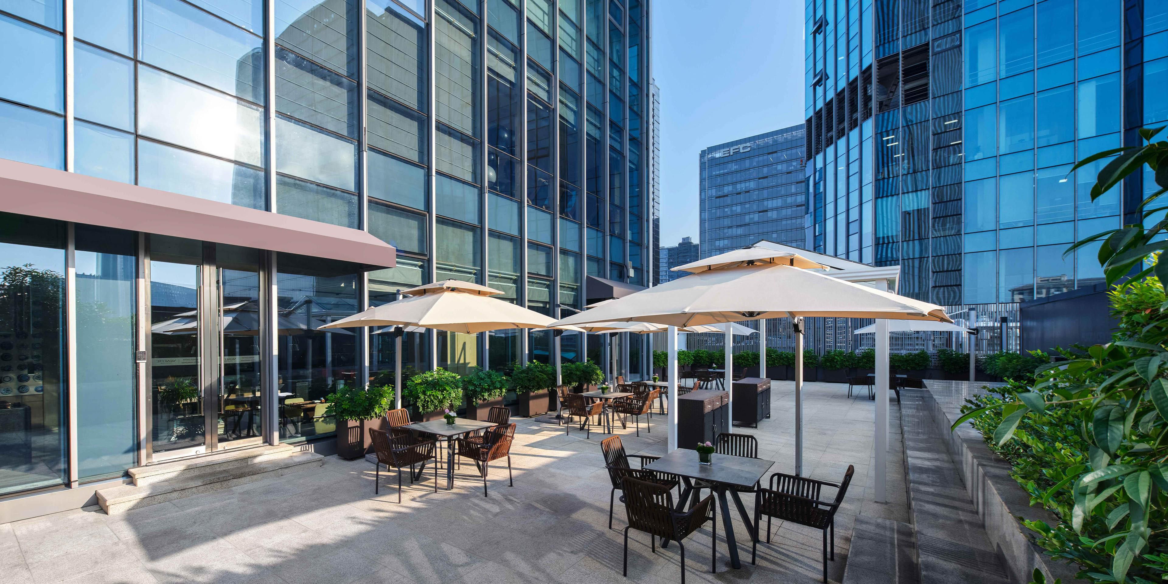 酒店为所有住客全天提供免费茶水，可在餐厅及公共区域随时享用。搭配主厨特制菜品，在轻松氛围中感受温暖款待。